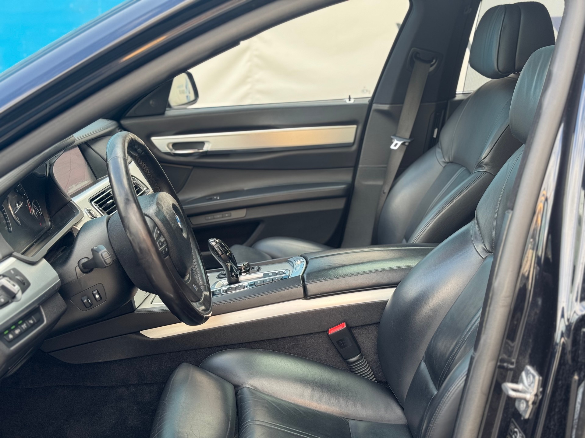BMW 750i xDrive M-Paket-image-12