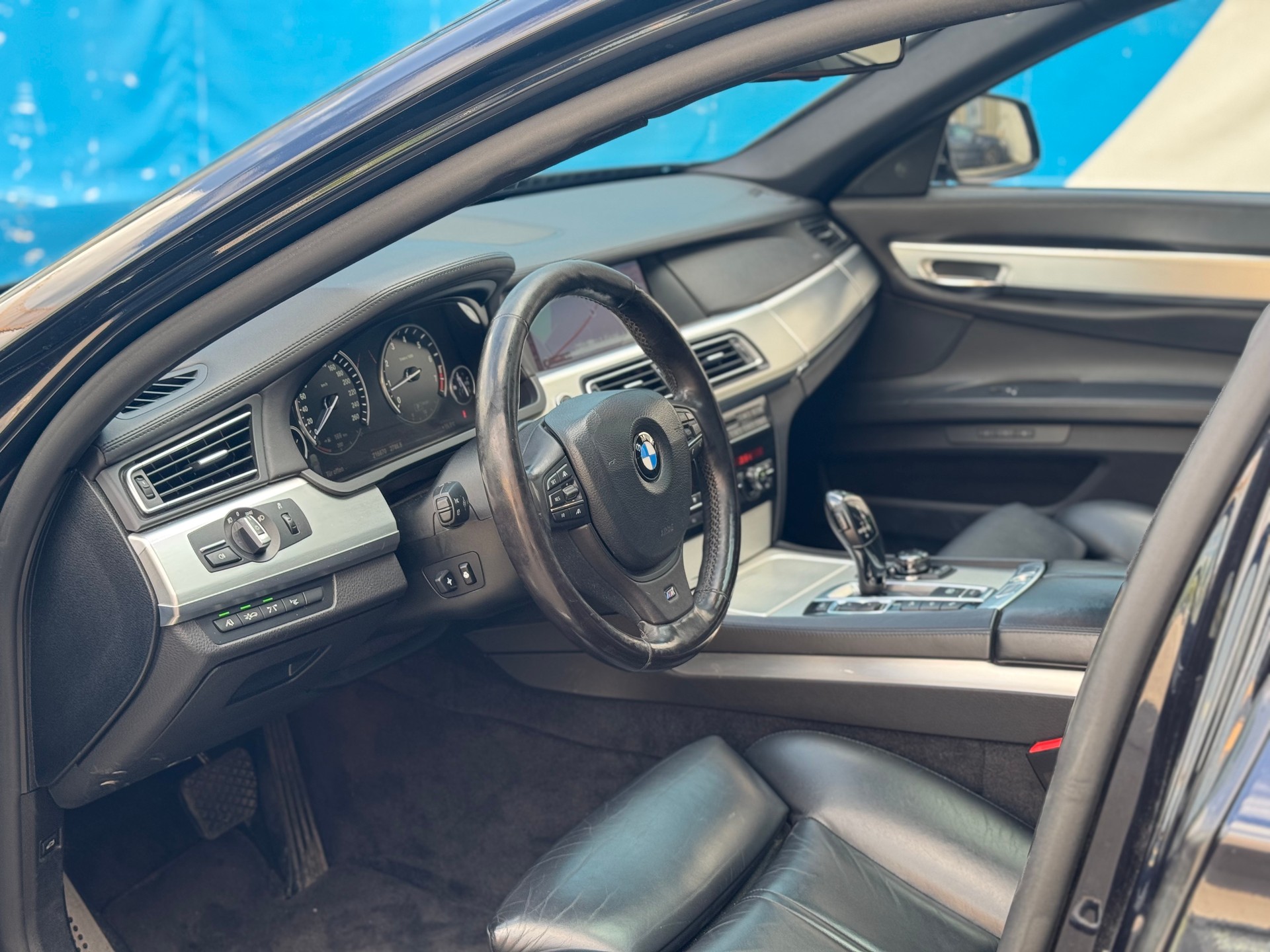 BMW 750i xDrive M-Paket-image-11