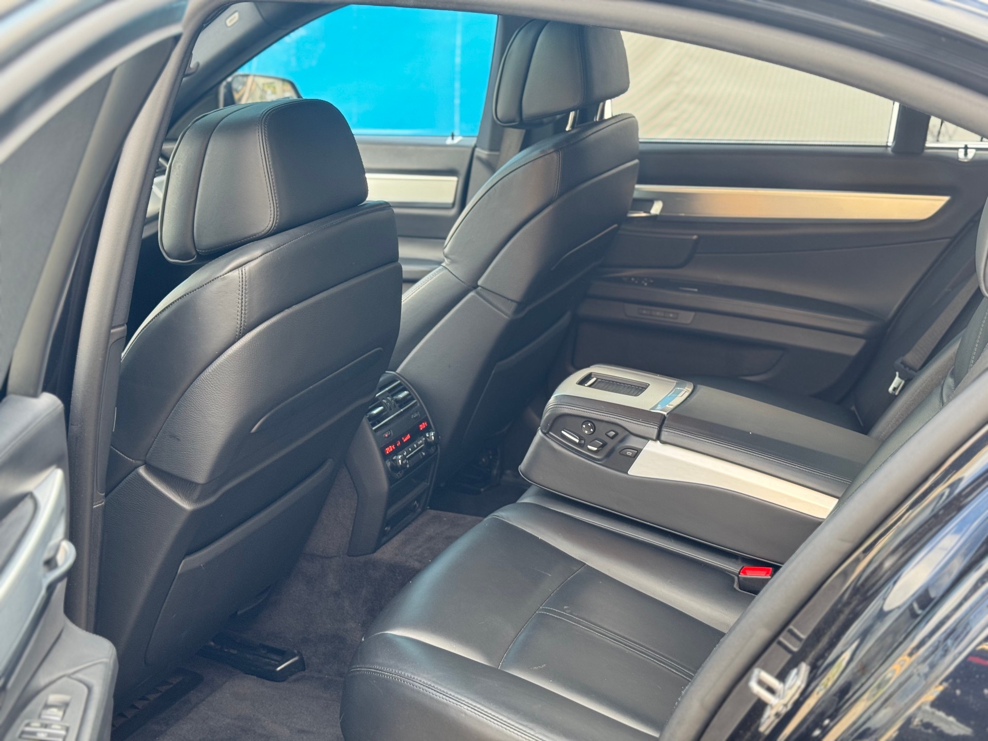 BMW 750i xDrive M-Paket-image-16