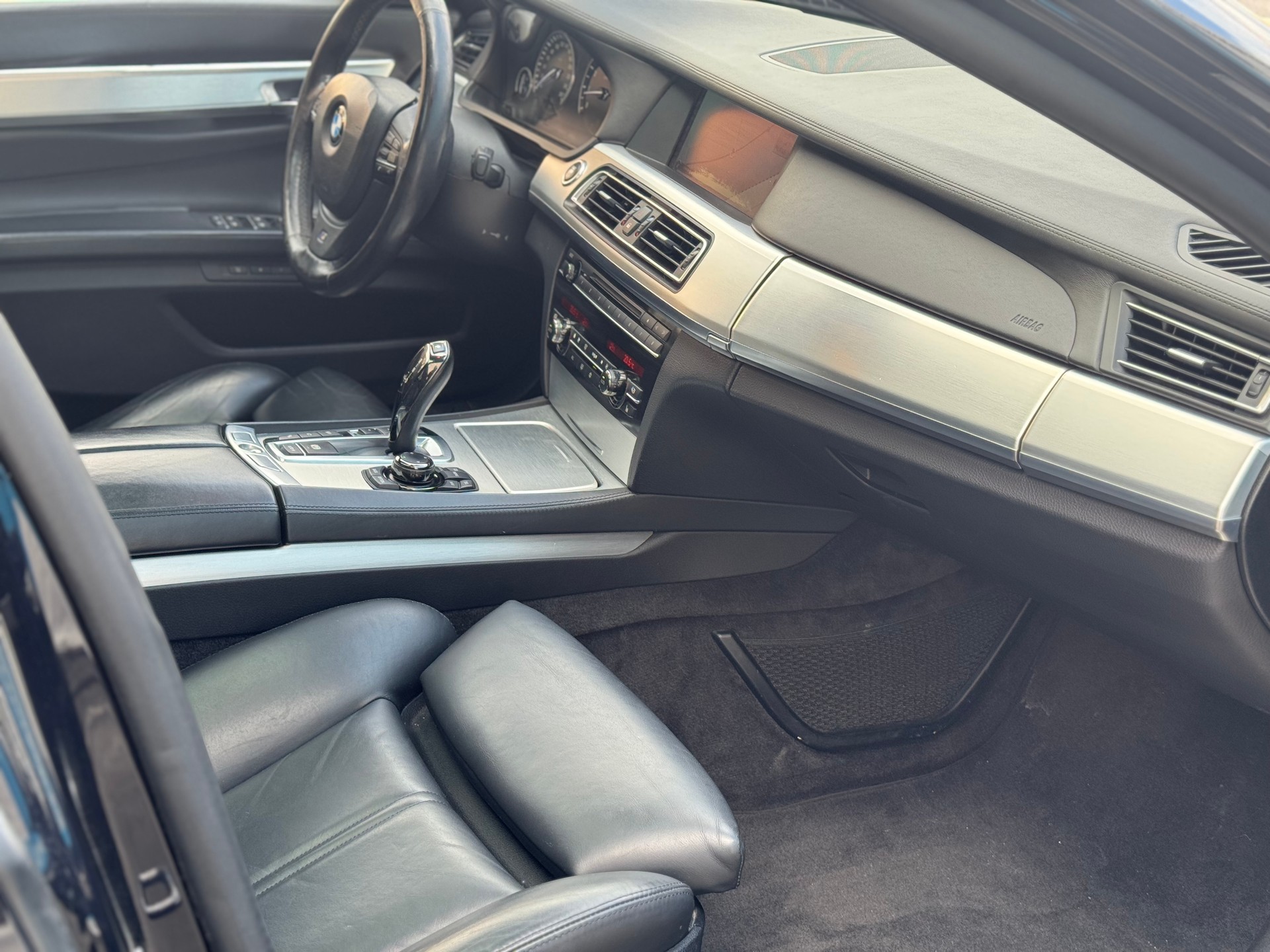 BMW 750i xDrive M-Paket-image-22
