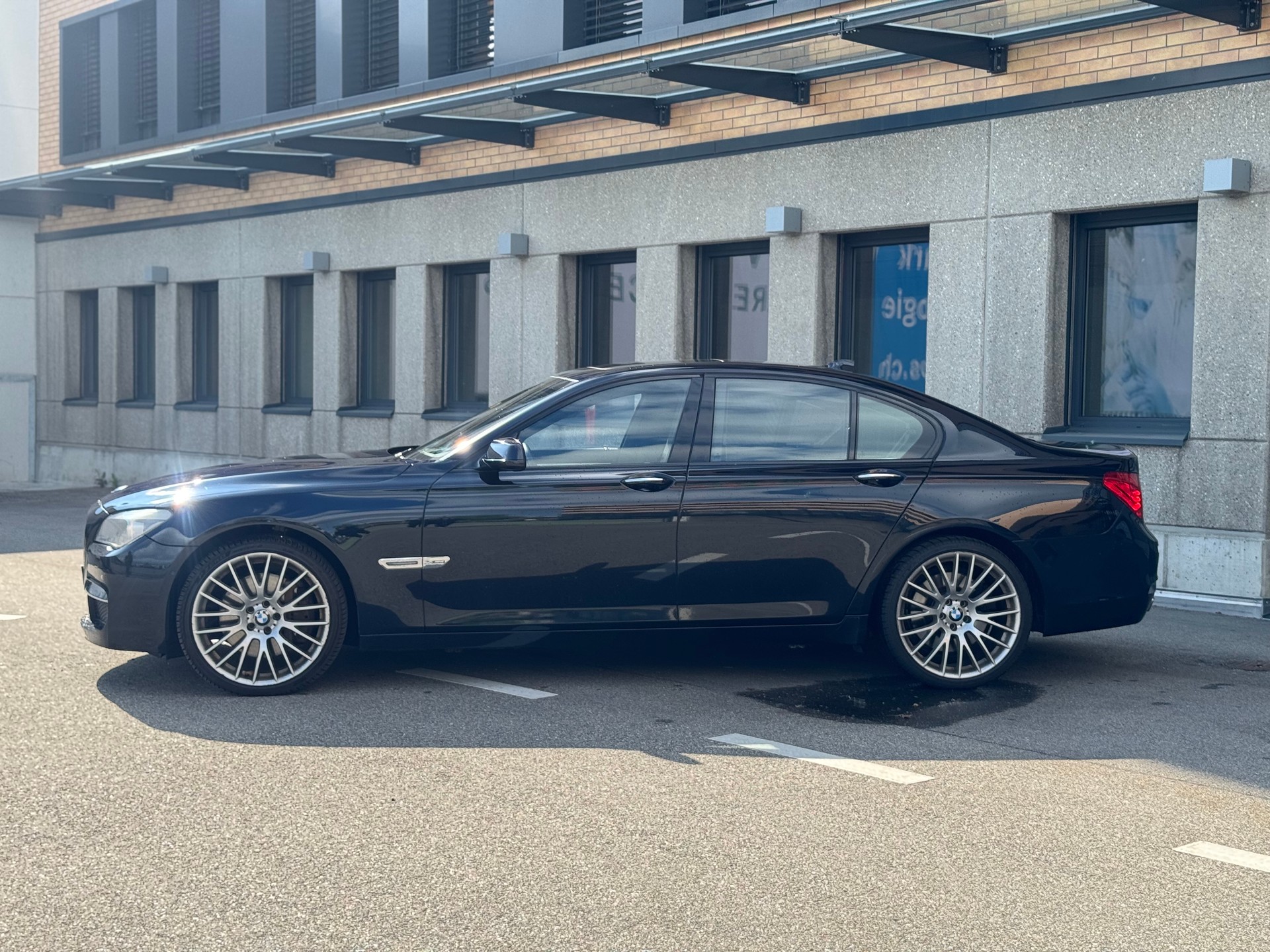 BMW 750i xDrive M-Paket-image-1