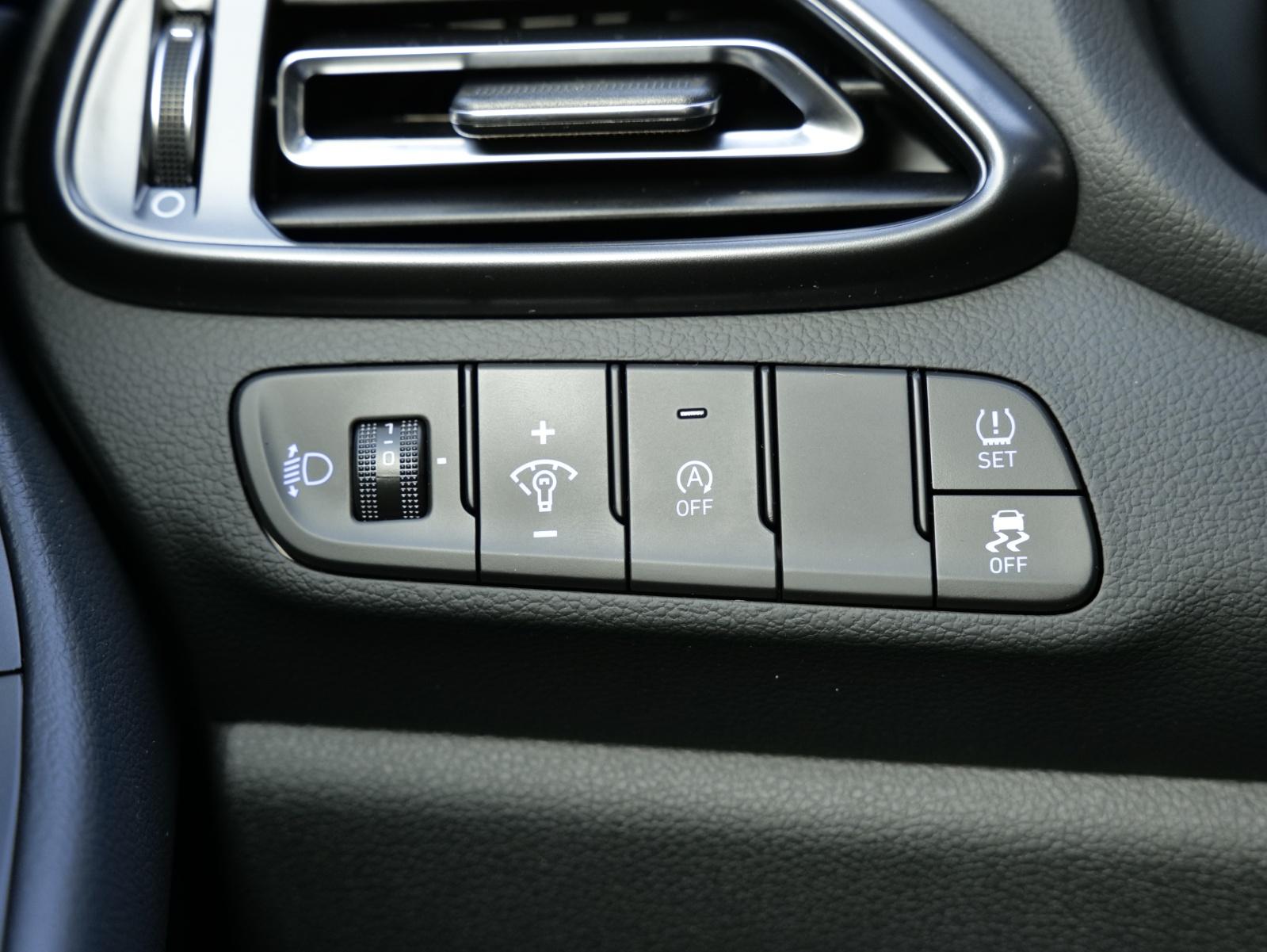 HYUNDAI i30 1.5 T-GDi N-Line-image-24