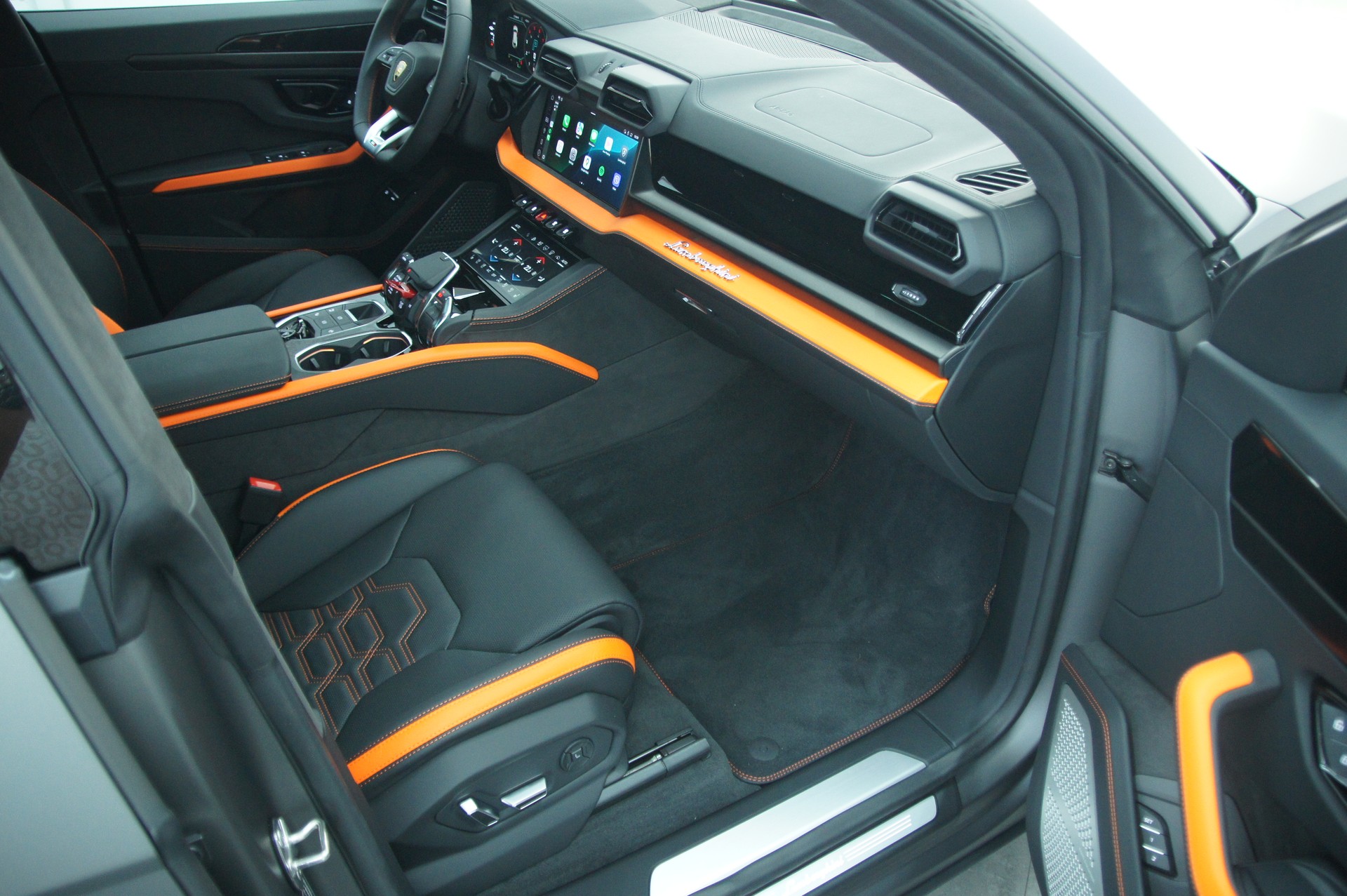 LAMBORGHINI Urus SE-image-12