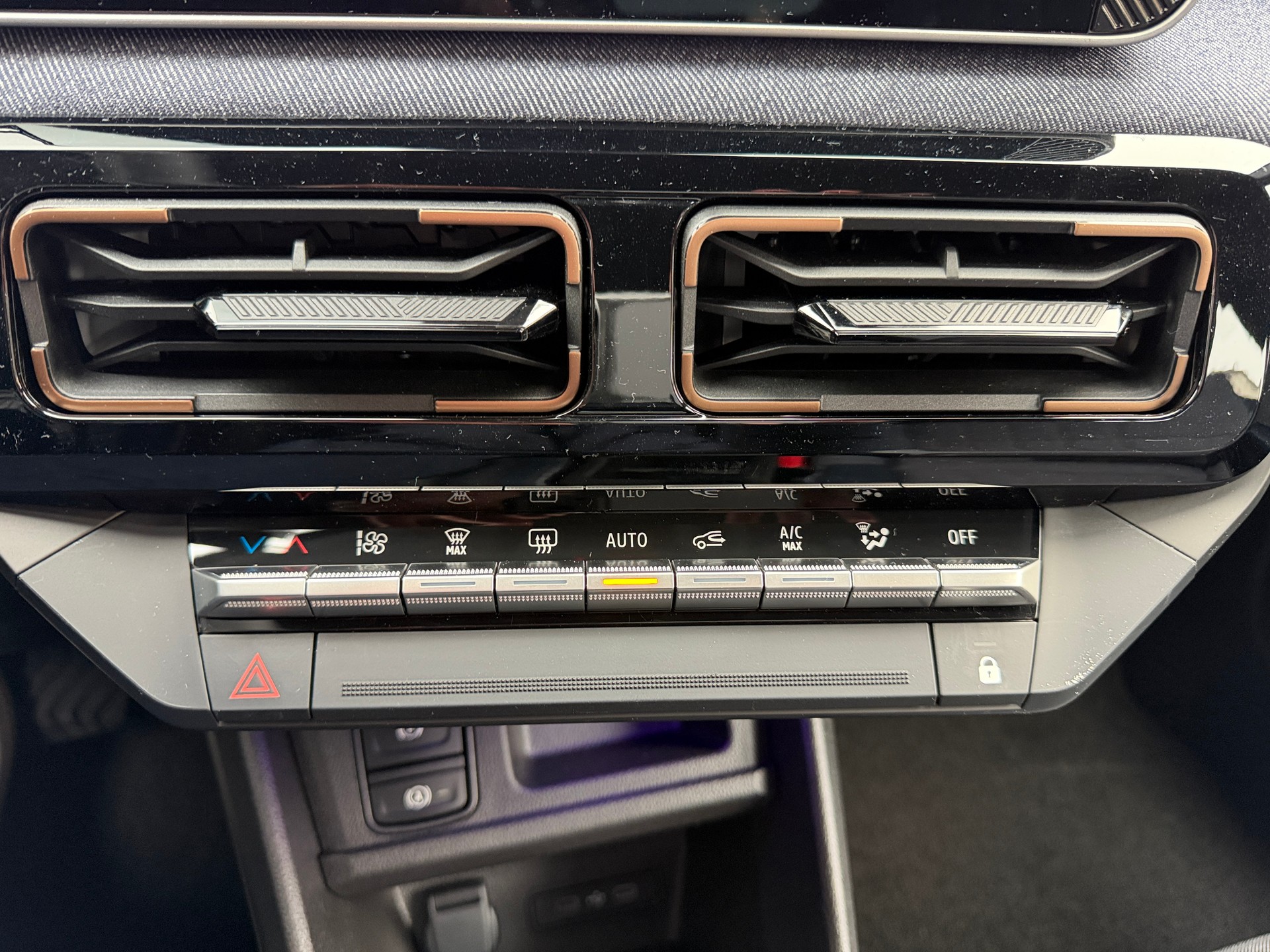 RENAULT R4 E-Tech Comfort Range 52 kWh Techno-image-16