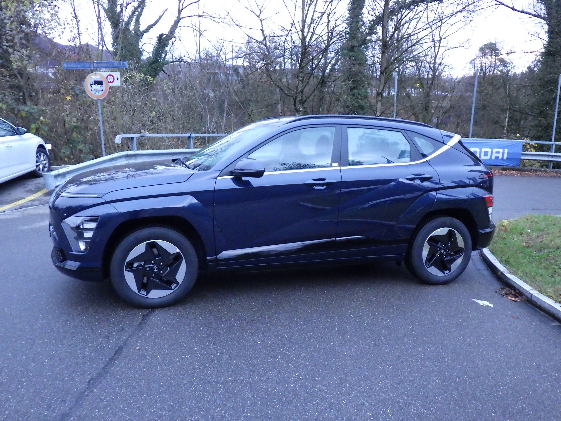 HYUNDAI Kona EV 65.4 kWh Origo-showroom-element-1