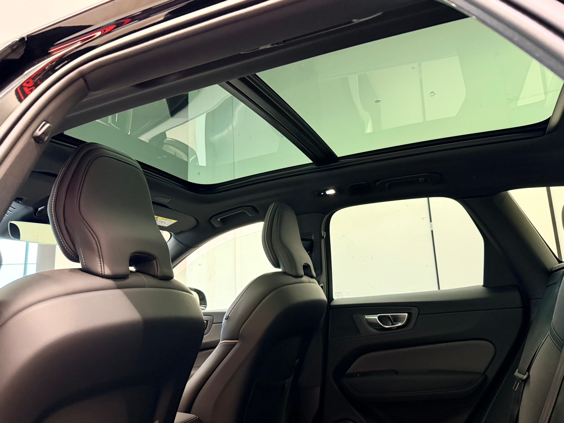 VOLVO XC60 T8 eAWD PluginHybrid Black Ed. Ultra Geartronic-image-15