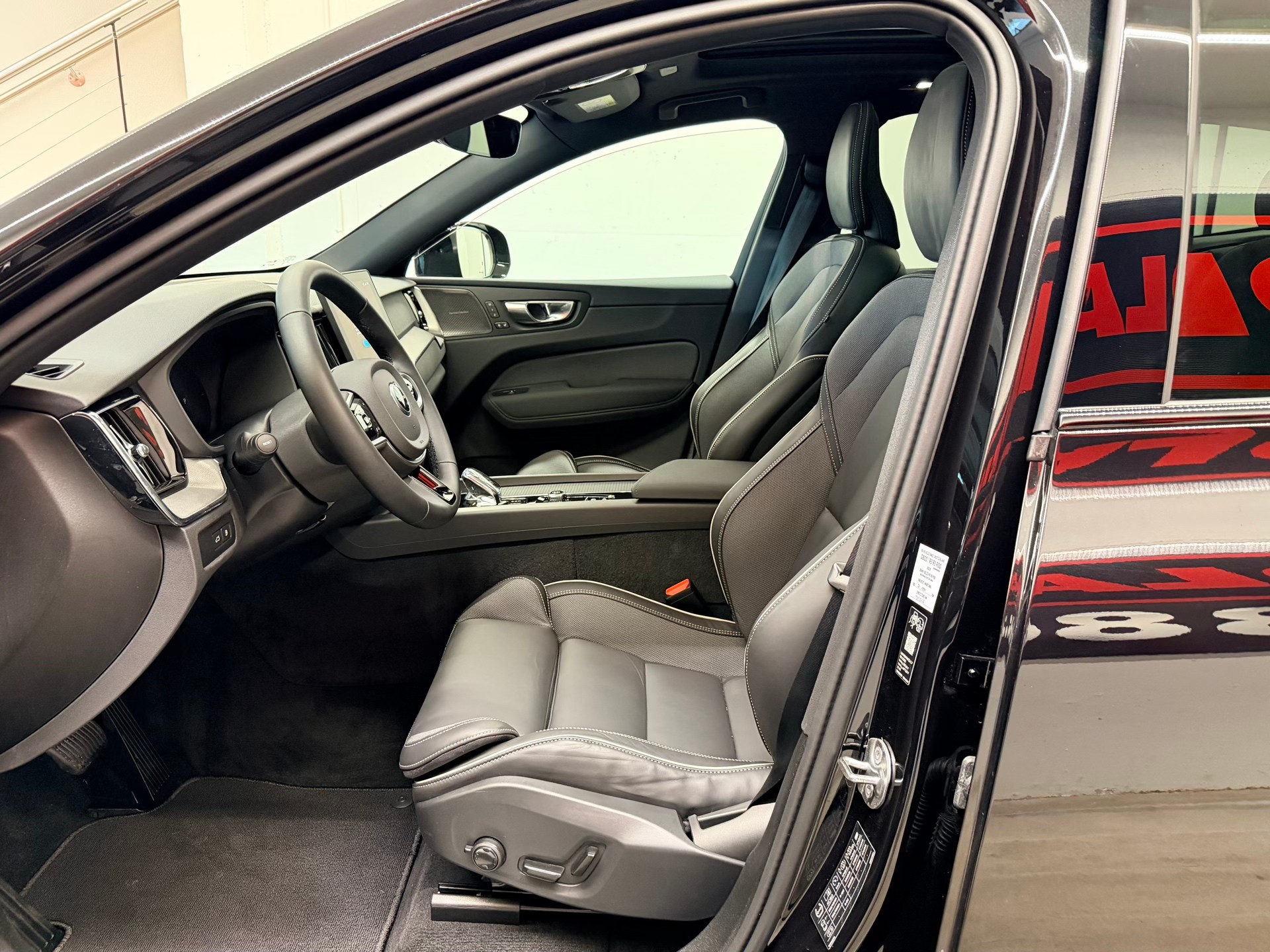 VOLVO XC60 T8 eAWD PluginHybrid Black Ed. Ultra Geartronic-image-12