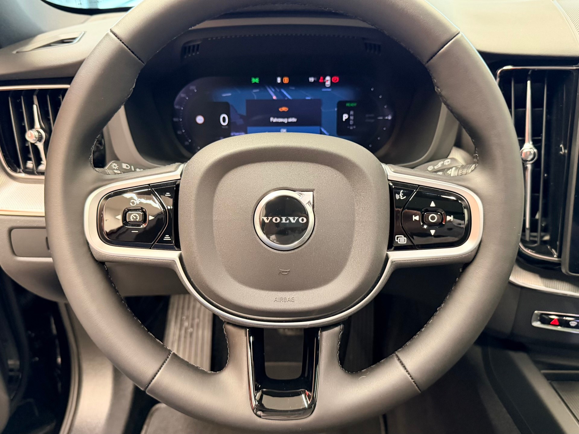 VOLVO XC60 T8 eAWD PluginHybrid Black Ed. Ultra Geartronic-image-24