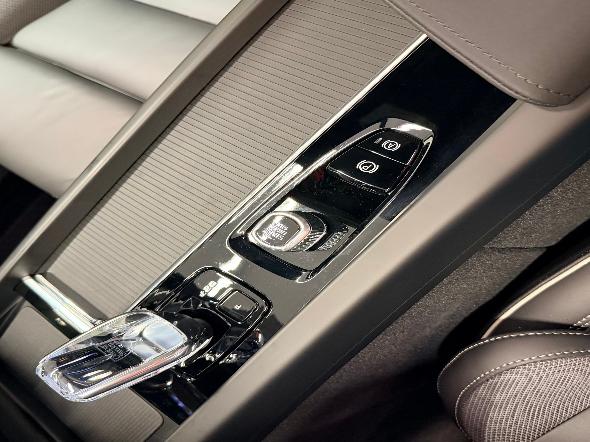 VOLVO XC60 T8 eAWD PluginHybrid Black Ed. Ultra Geartronic-image-22