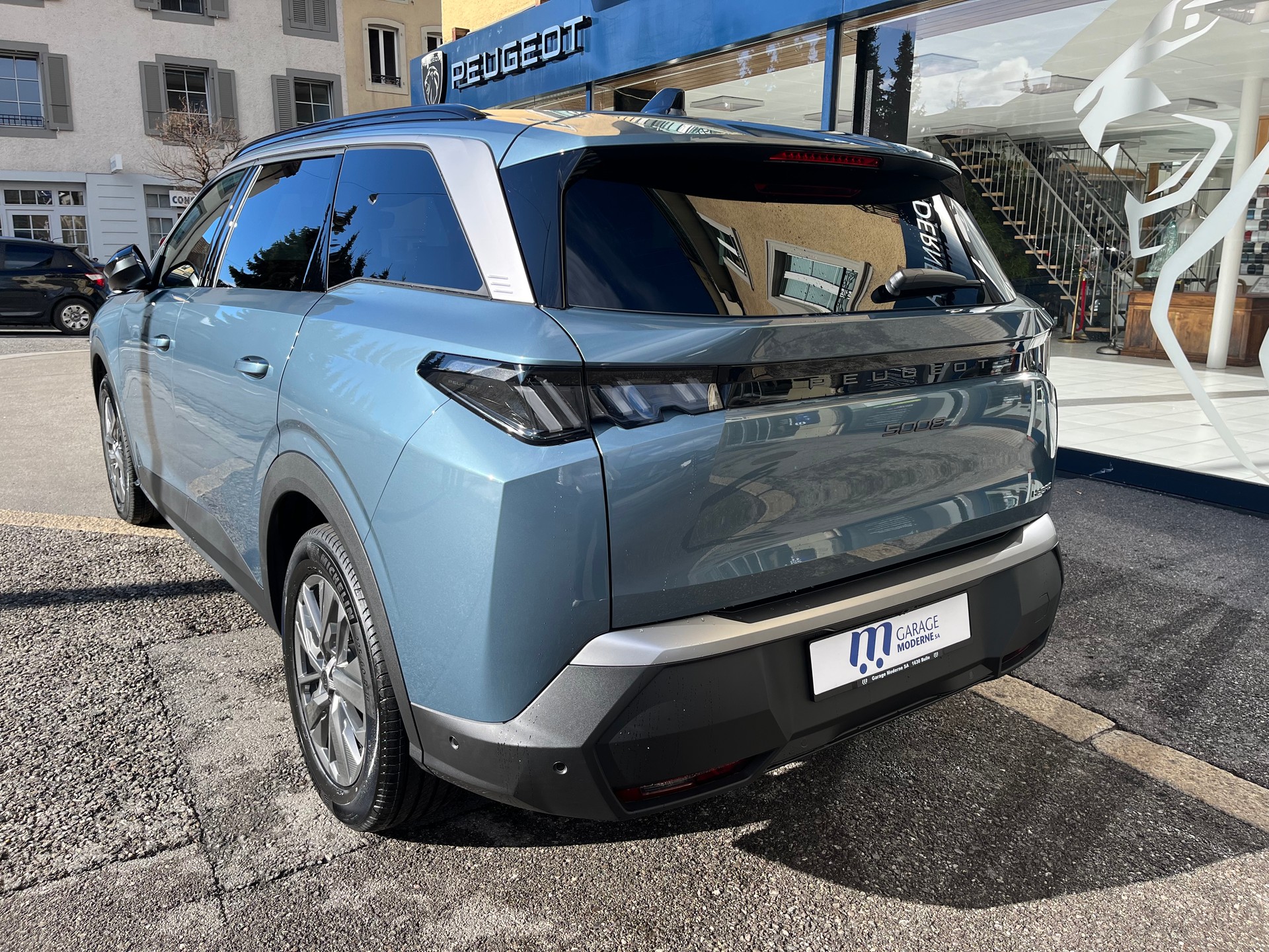 PEUGEOT 5008 1.2 Hybrid Allure Premium-image-5