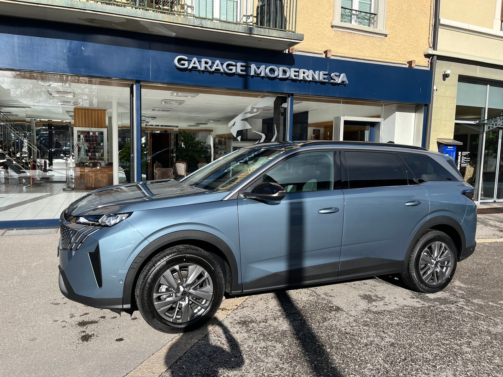 PEUGEOT 5008 1.2 Hybrid Allure Premium
