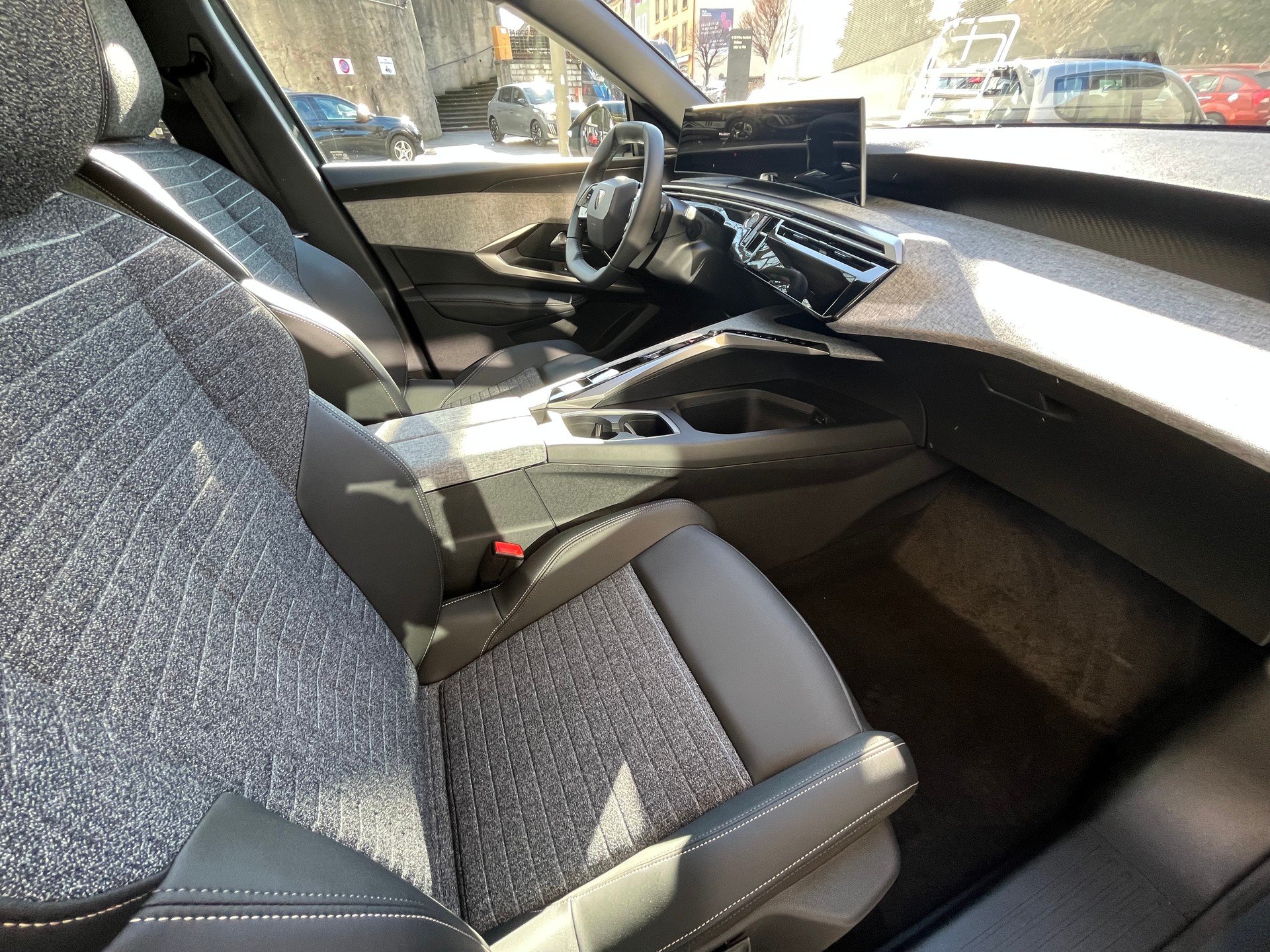 PEUGEOT 5008 1.2 Hybrid Allure Premium-image-10