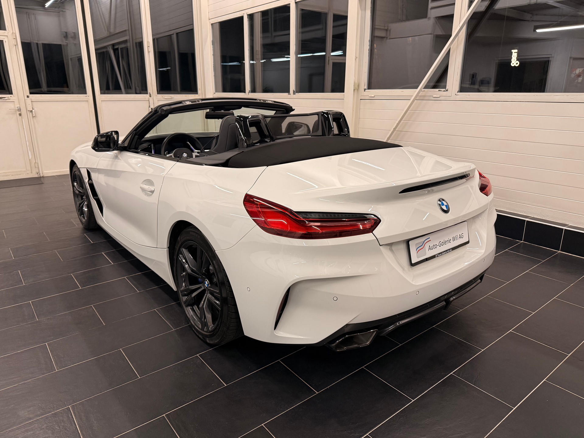 BMW Z4 M40i-showroom-element-2