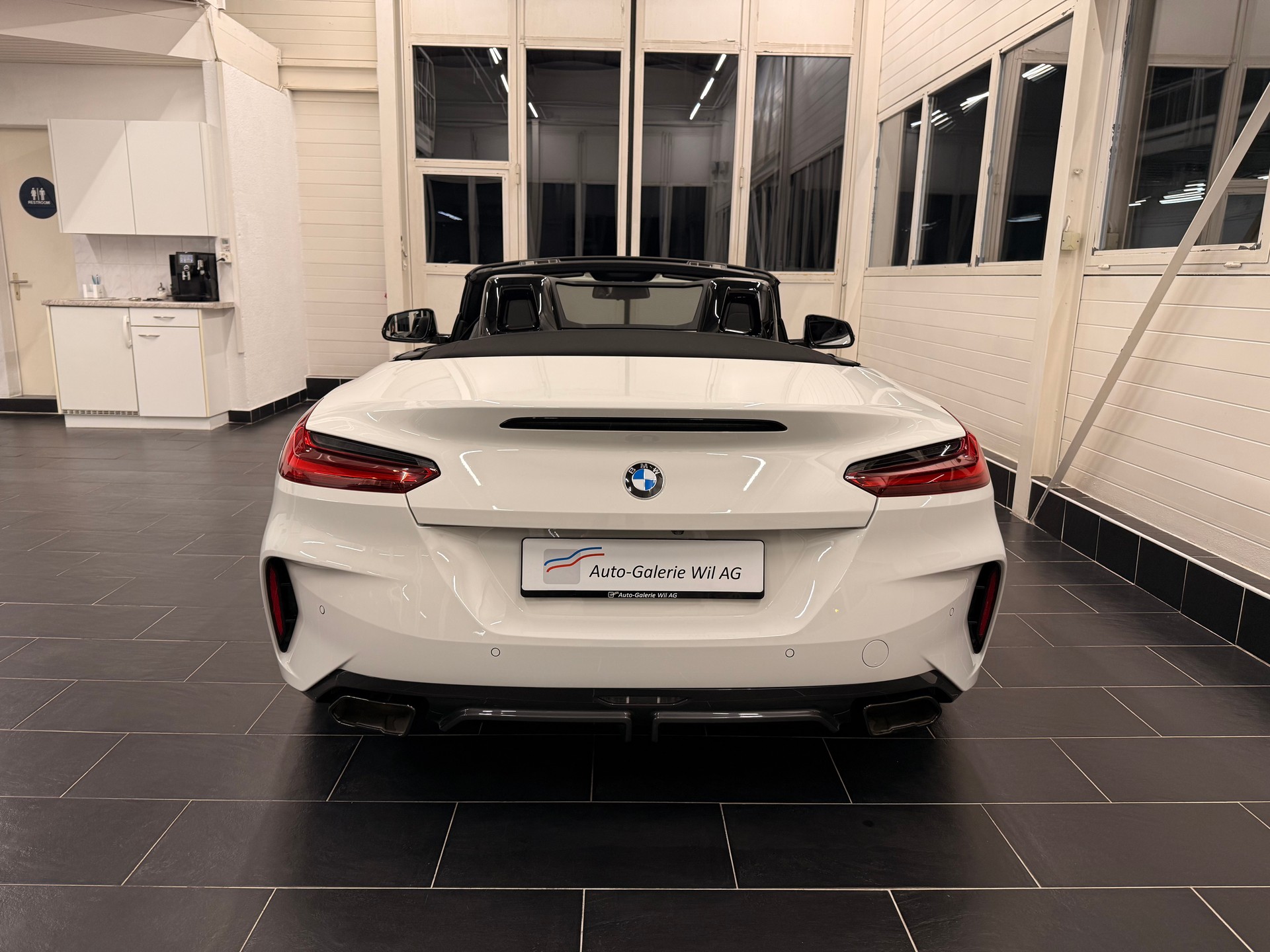 BMW Z4 M40i-showroom-element-3