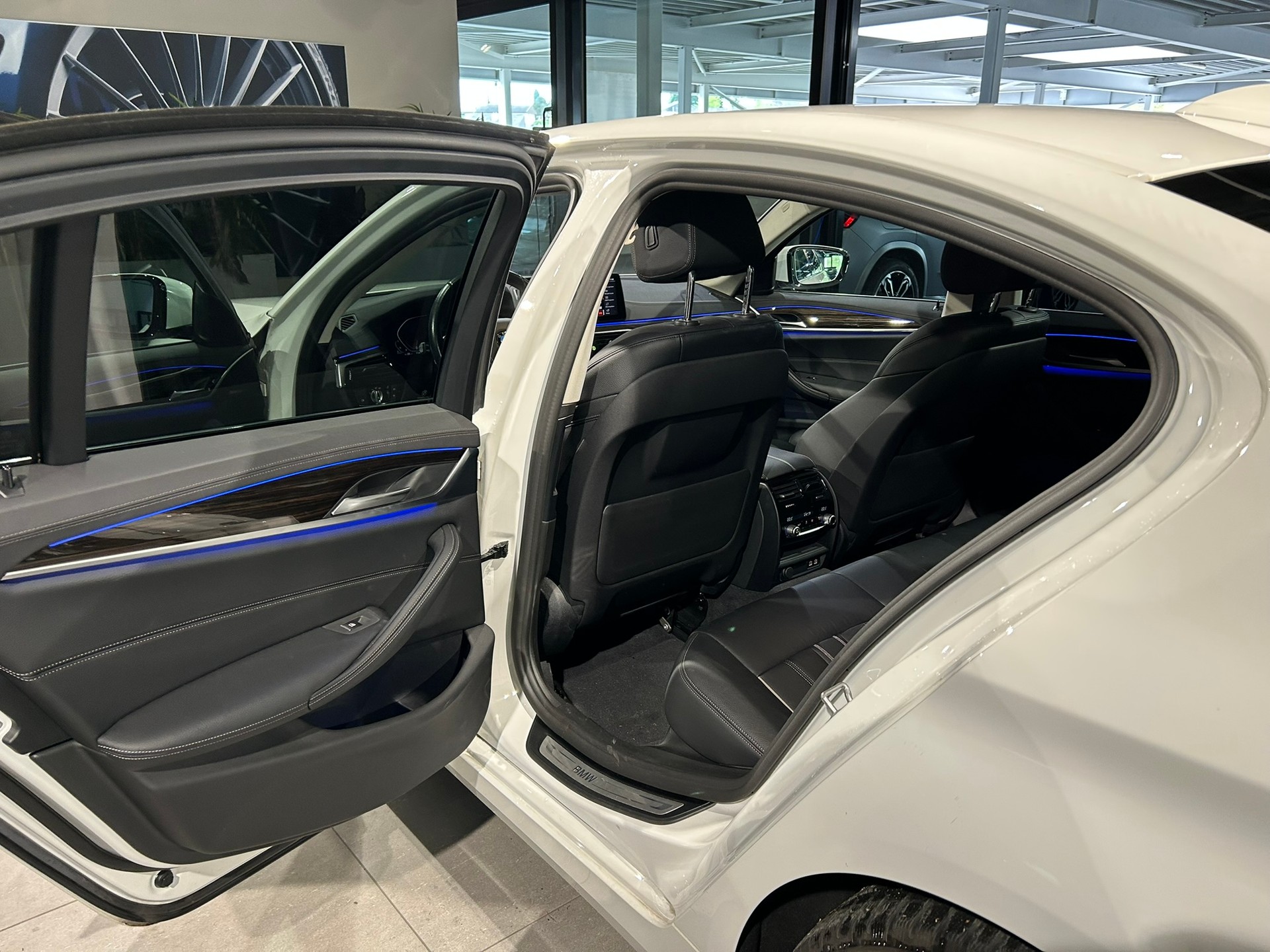 BMW 520d xDrive 48V Luxury Line Steptronic-image-25