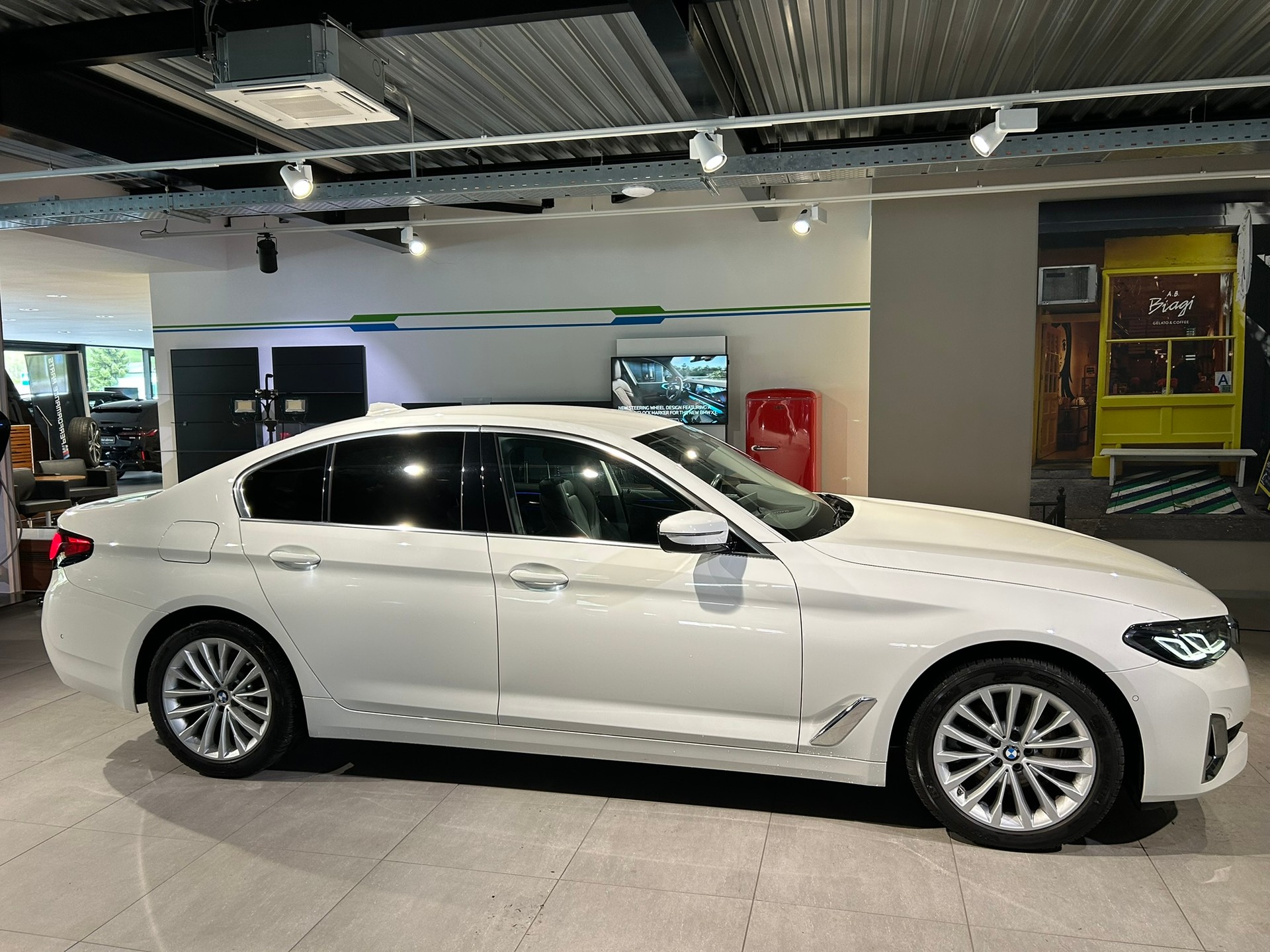 BMW 520d xDrive 48V Luxury Line Steptronic-image-0