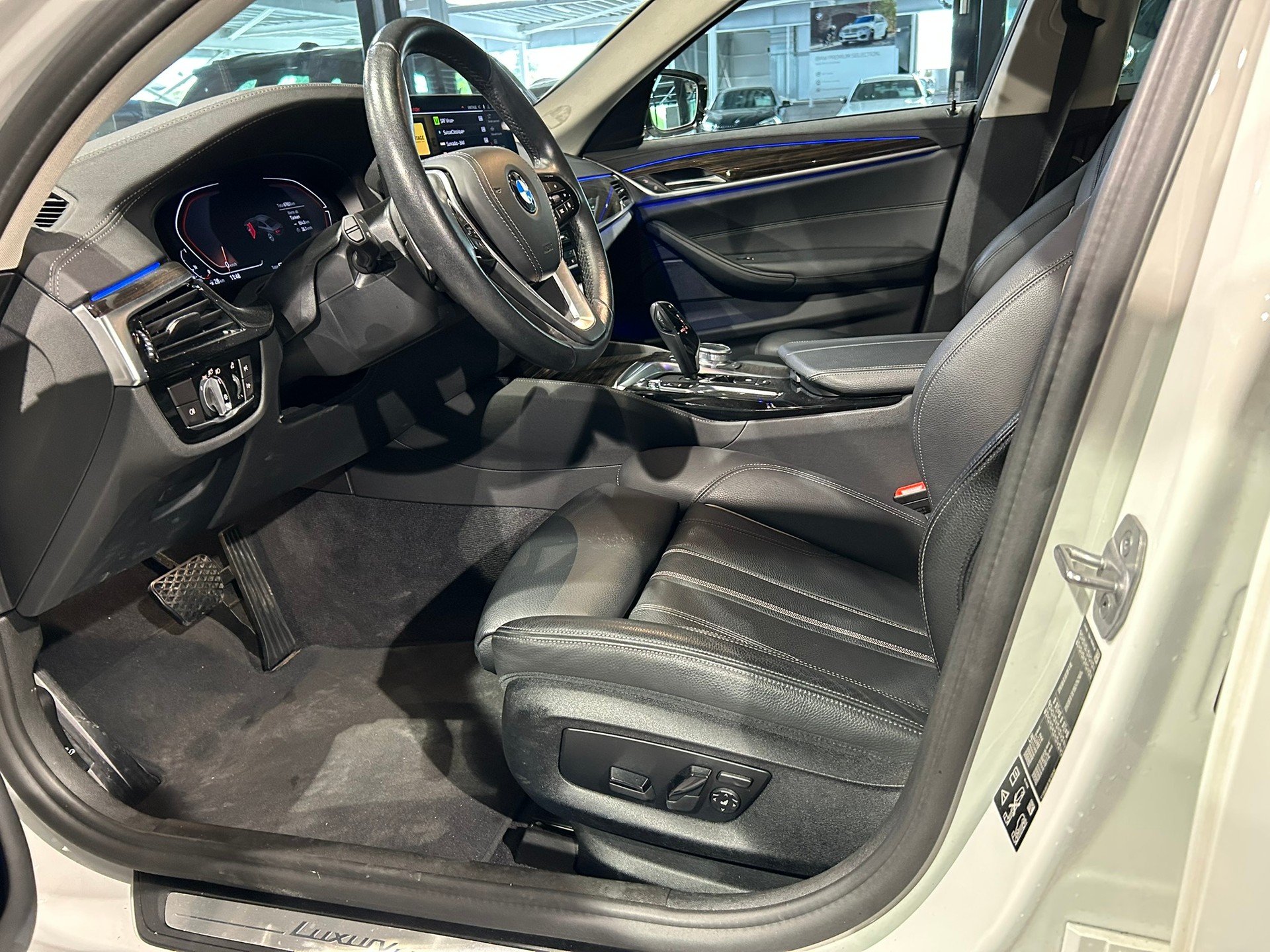 BMW 520d xDrive 48V Luxury Line Steptronic-image-24