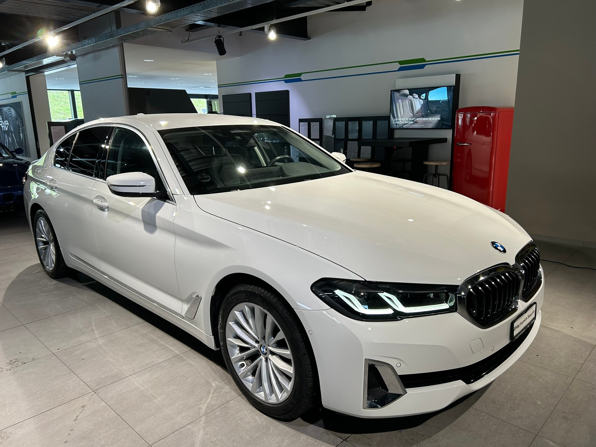 BMW 520d xDrive 48V Luxury Line Steptronic-image-2