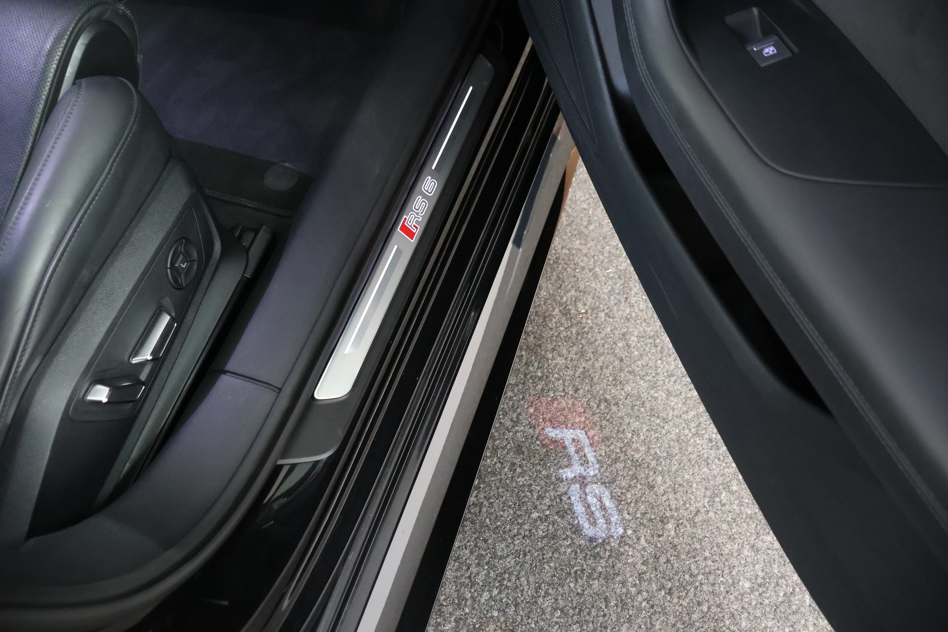 AUDI RS6 Avant 4.0 TFSI V8 quattro-image-28
