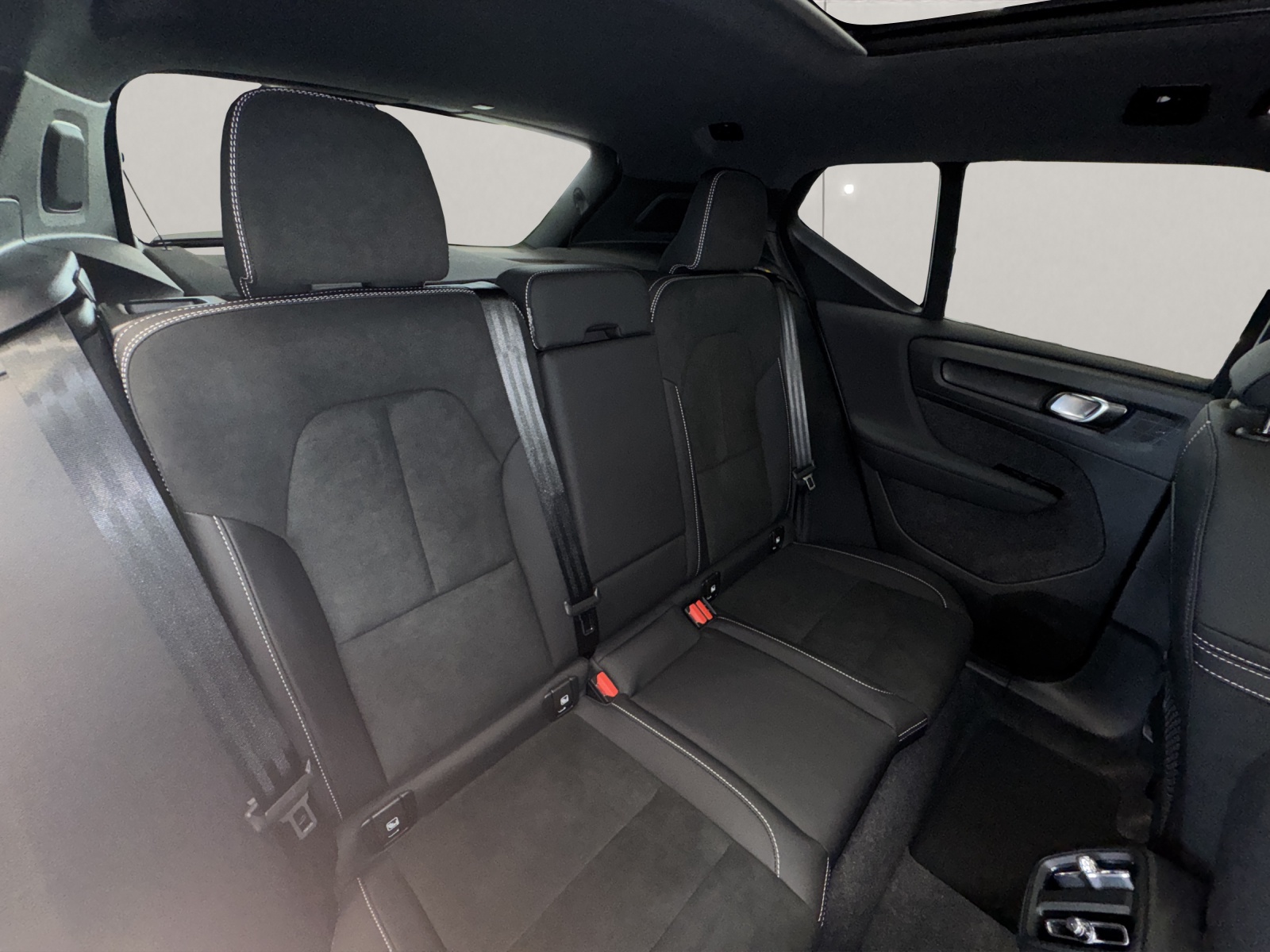 VOLVO XC40 2.0 B3 MH Plus Dark-image-11