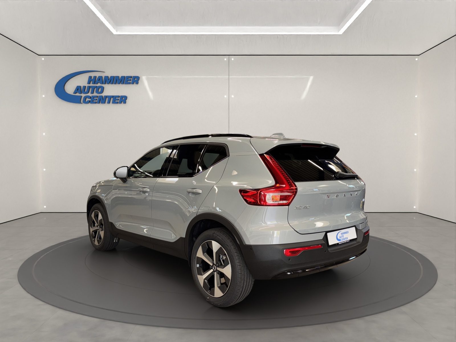 VOLVO XC40 2.0 B3 MH Plus Dark-image-2