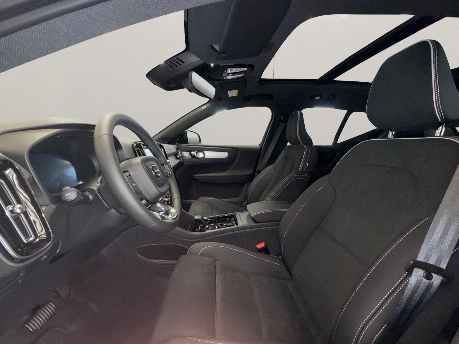 VOLVO XC40 2.0 B3 MH Plus Dark-image-13