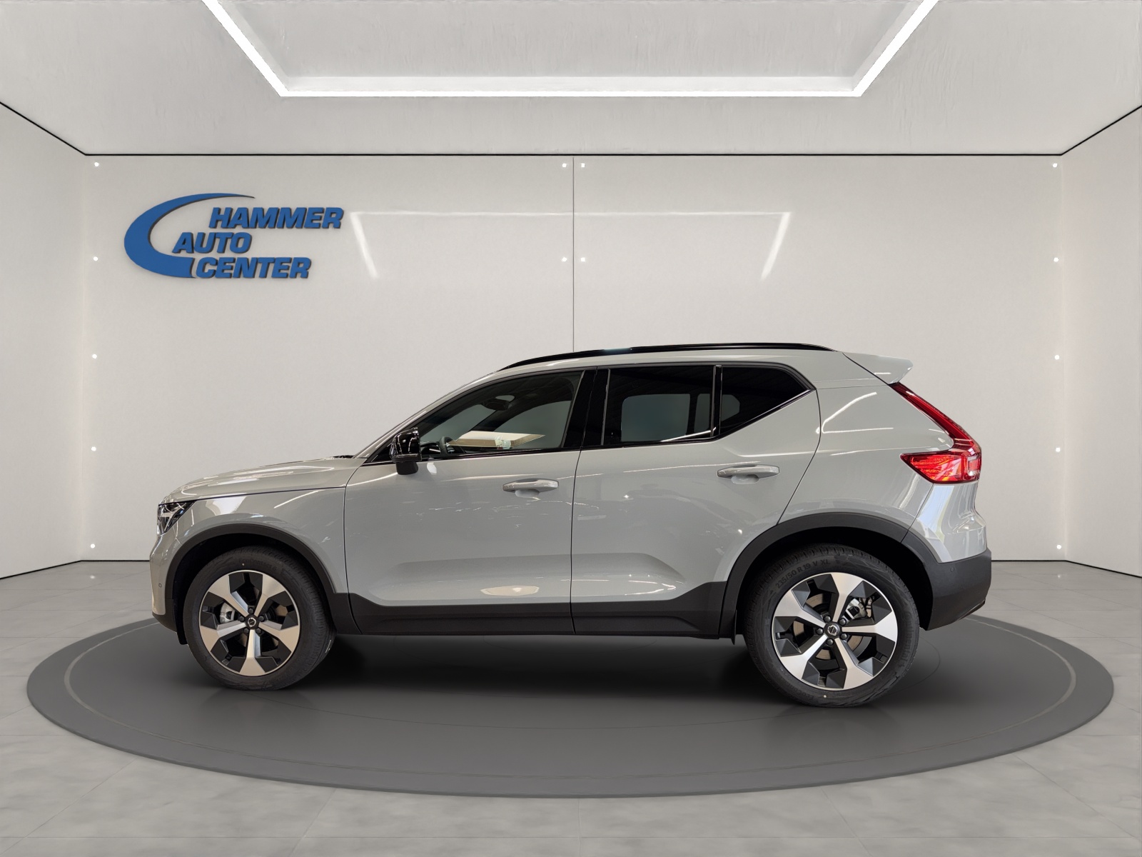 VOLVO XC40 2.0 B3 MH Plus Dark-image-1
