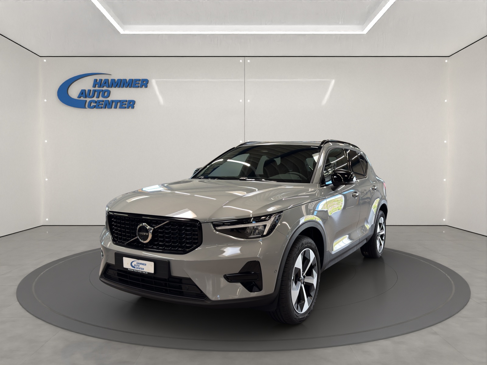 VOLVO XC40 2.0 B3 MH Plus Dark-image-0