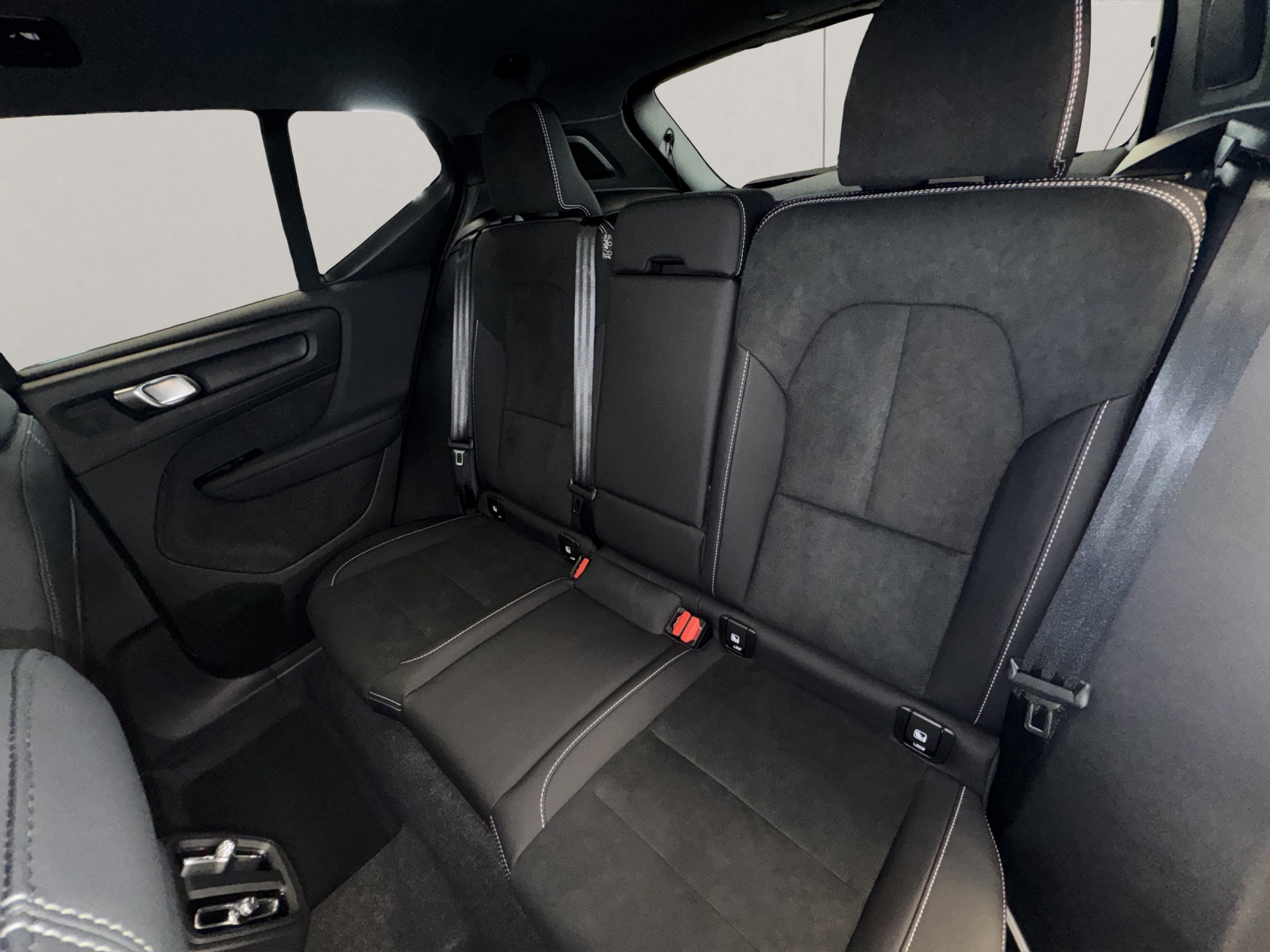 VOLVO XC40 2.0 B3 MH Plus Dark-image-15