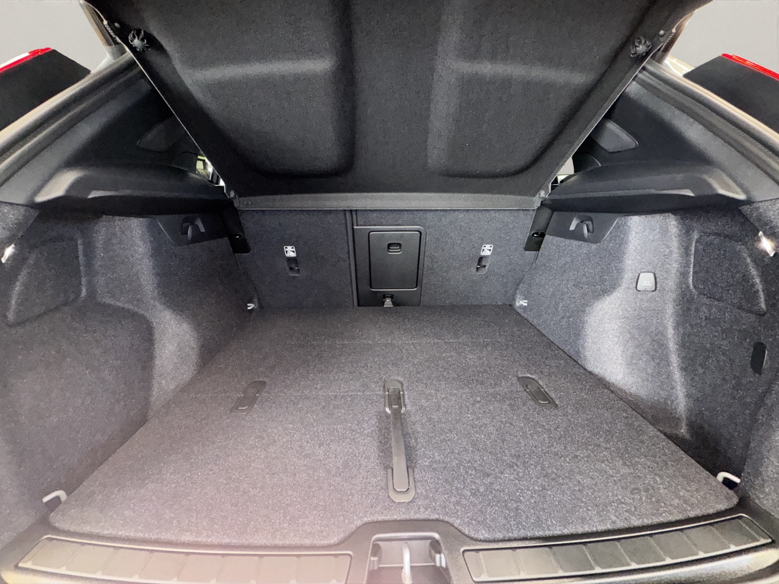 VOLVO XC40 2.0 B3 MH Plus Dark-image-14