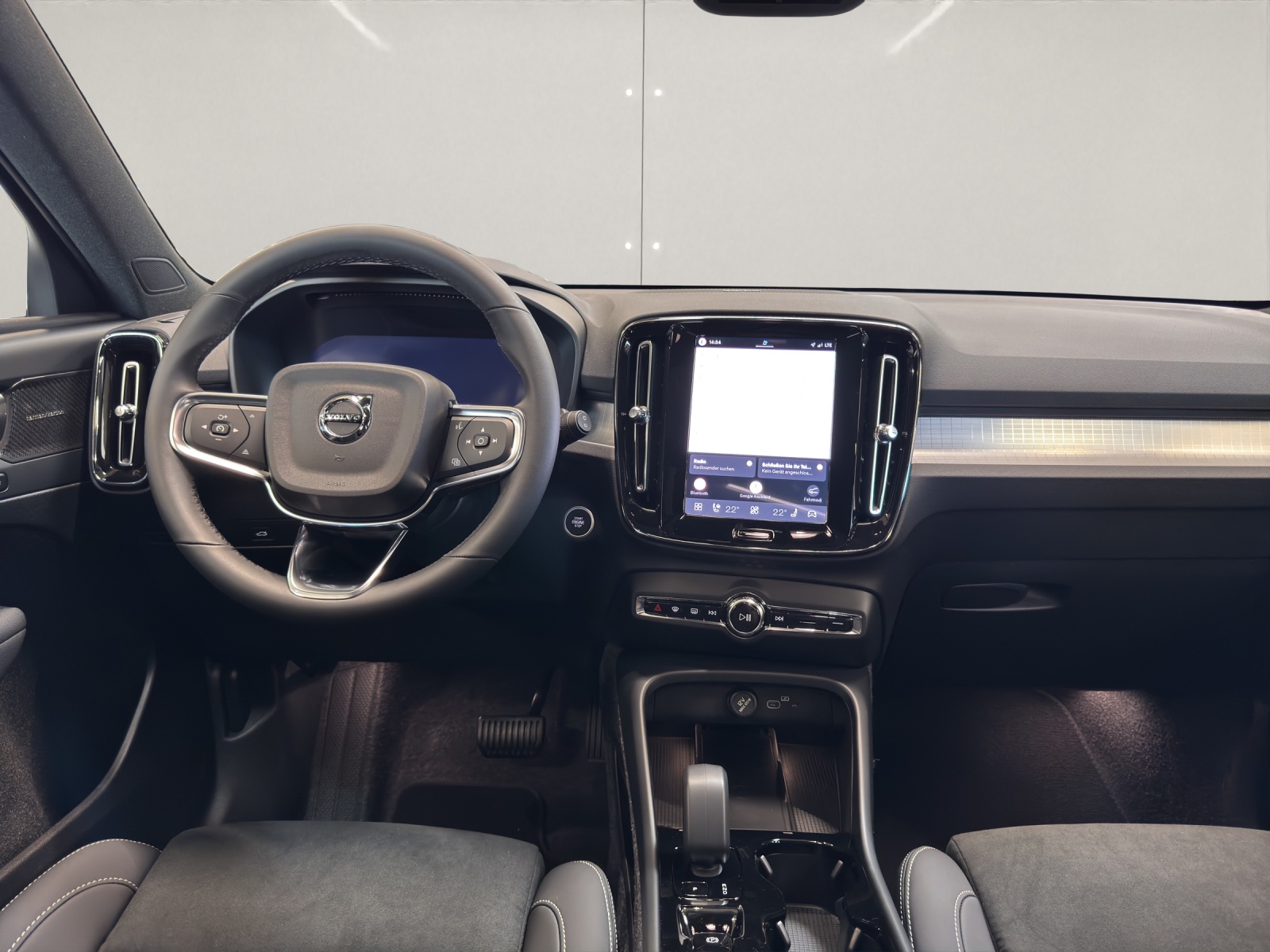 VOLVO XC40 2.0 B3 MH Plus Dark-image-8
