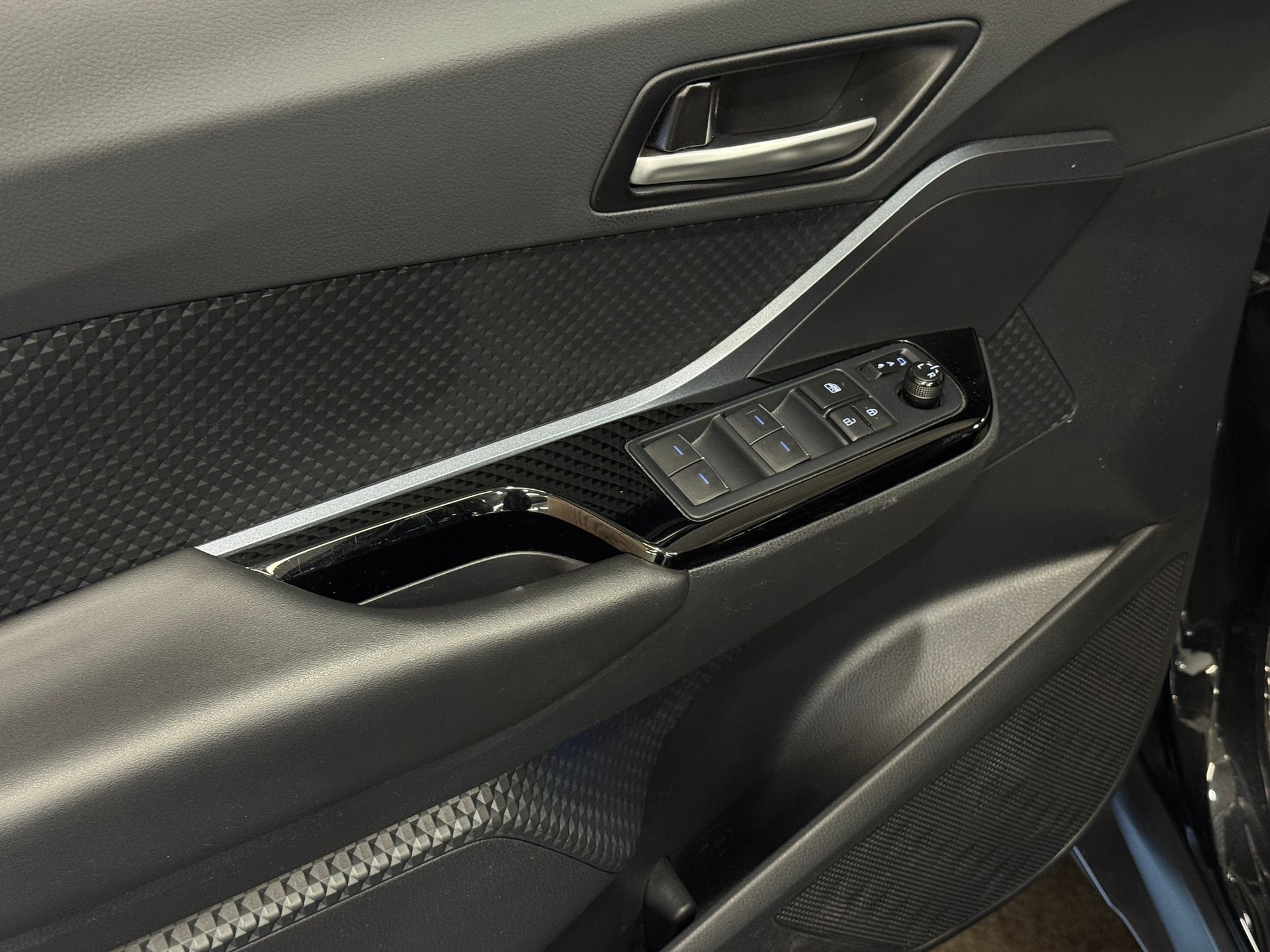 TOYOTA C-HR 2.0 HSD CVT Launch Edition-image-12