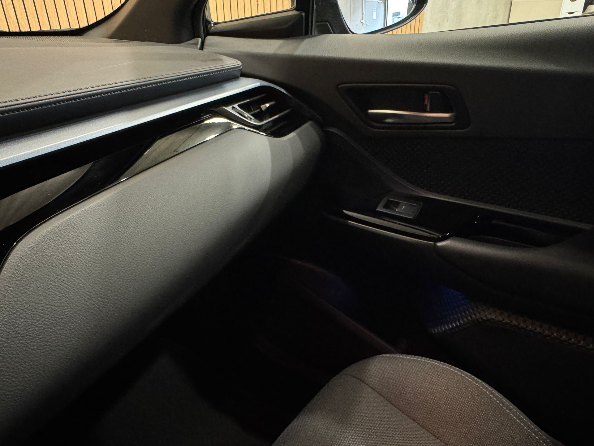 TOYOTA C-HR 2.0 HSD CVT Launch Edition-image-13