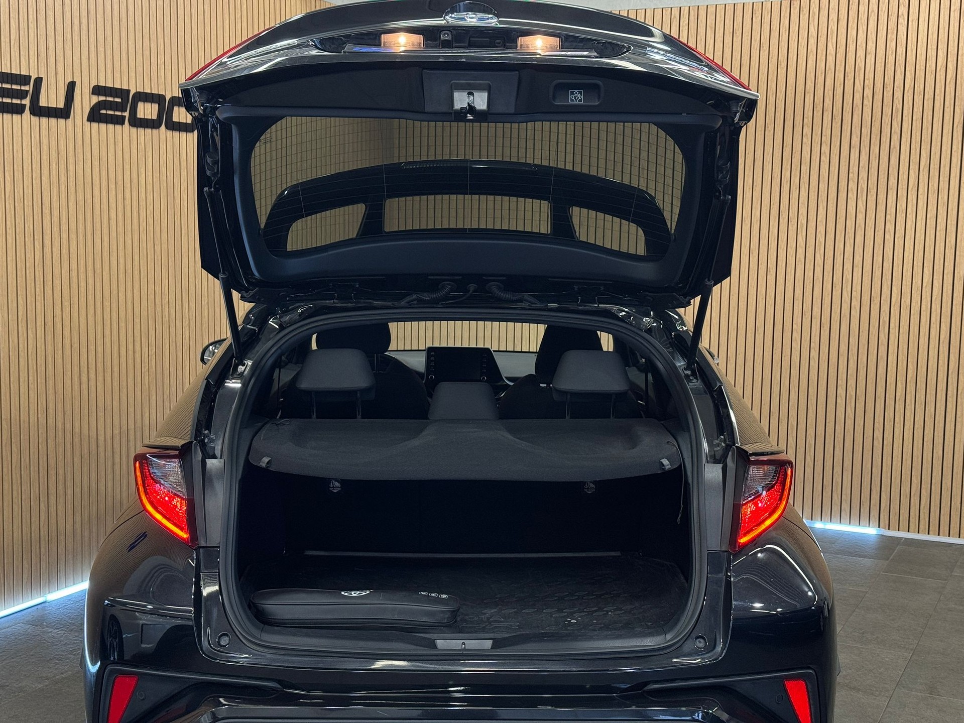 TOYOTA C-HR 2.0 HSD CVT Launch Edition-image-9