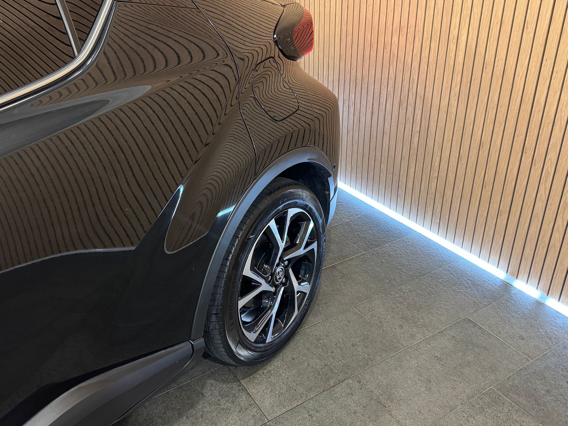 TOYOTA C-HR 2.0 HSD CVT Launch Edition-image-4