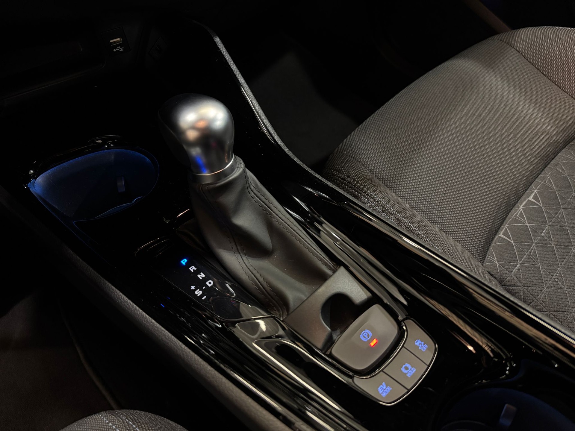 TOYOTA C-HR 2.0 HSD CVT Launch Edition-image-11