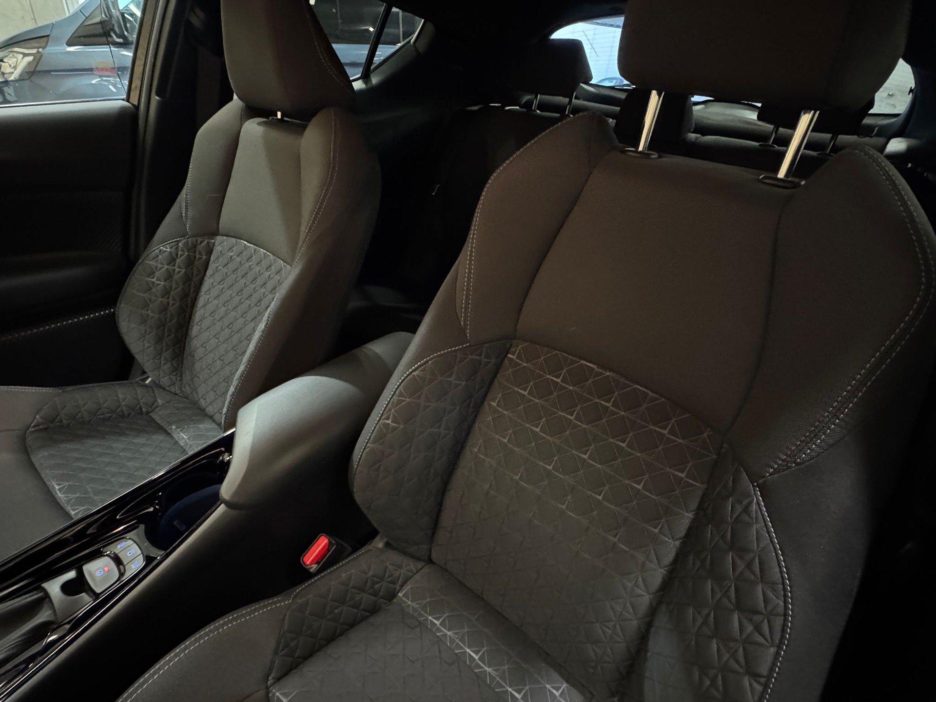 TOYOTA C-HR 2.0 HSD CVT Launch Edition-image-17
