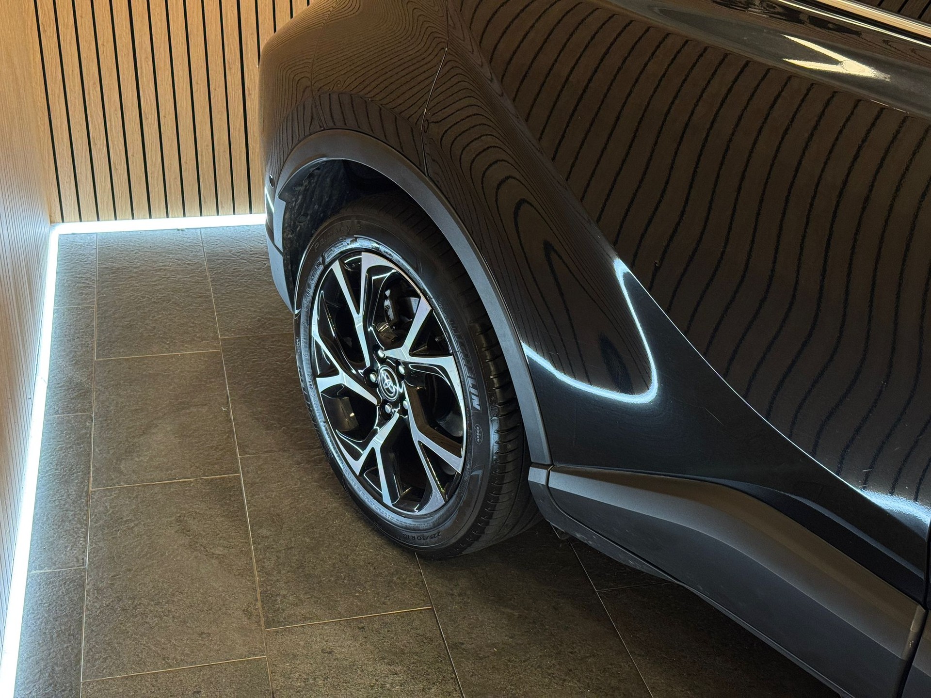 TOYOTA C-HR 2.0 HSD CVT Launch Edition-image-3