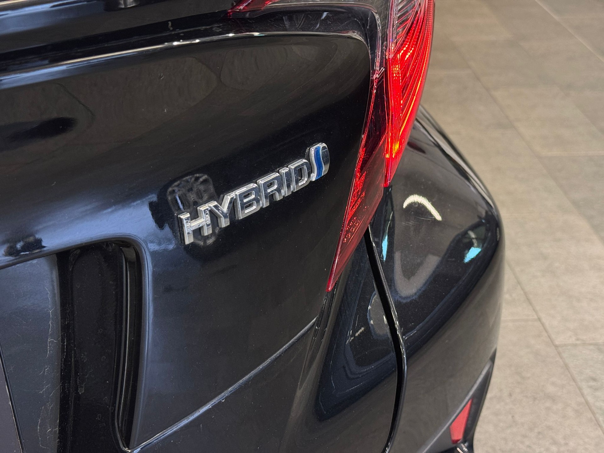 TOYOTA C-HR 2.0 HSD CVT Launch Edition-image-8