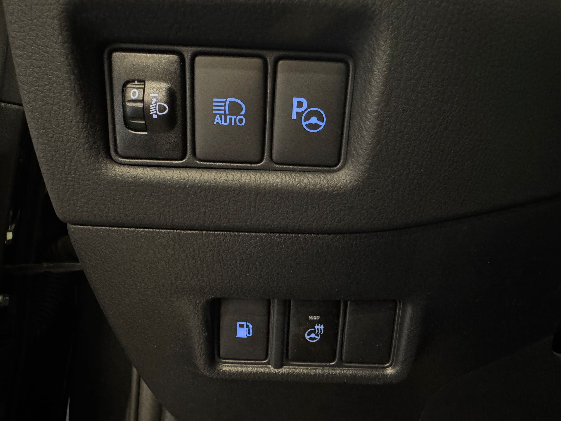TOYOTA C-HR 2.0 HSD CVT Launch Edition-image-16