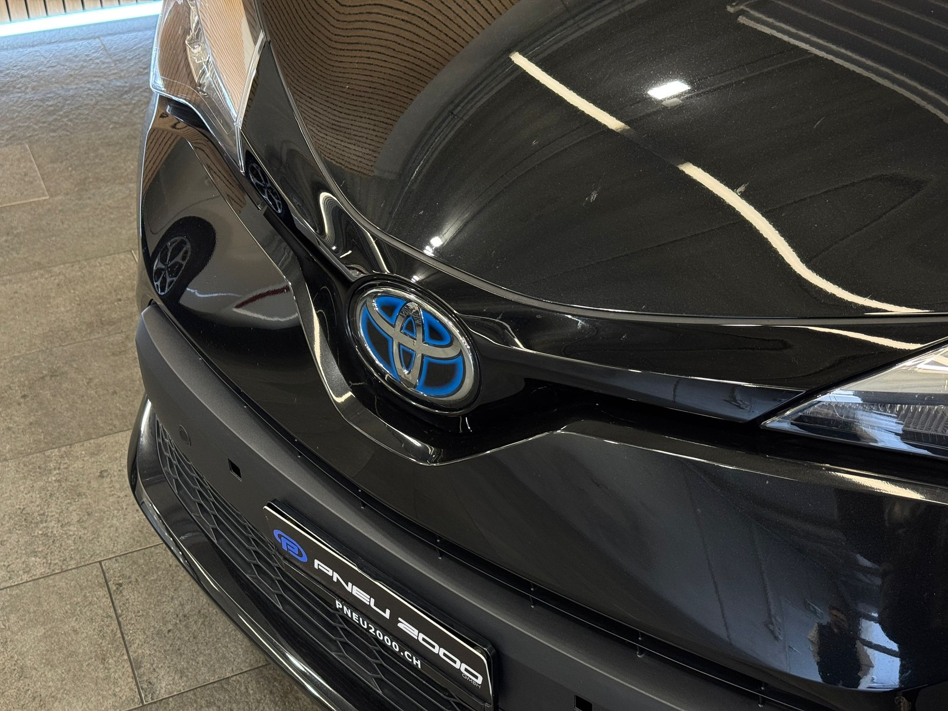 TOYOTA C-HR 2.0 HSD CVT Launch Edition-image-2