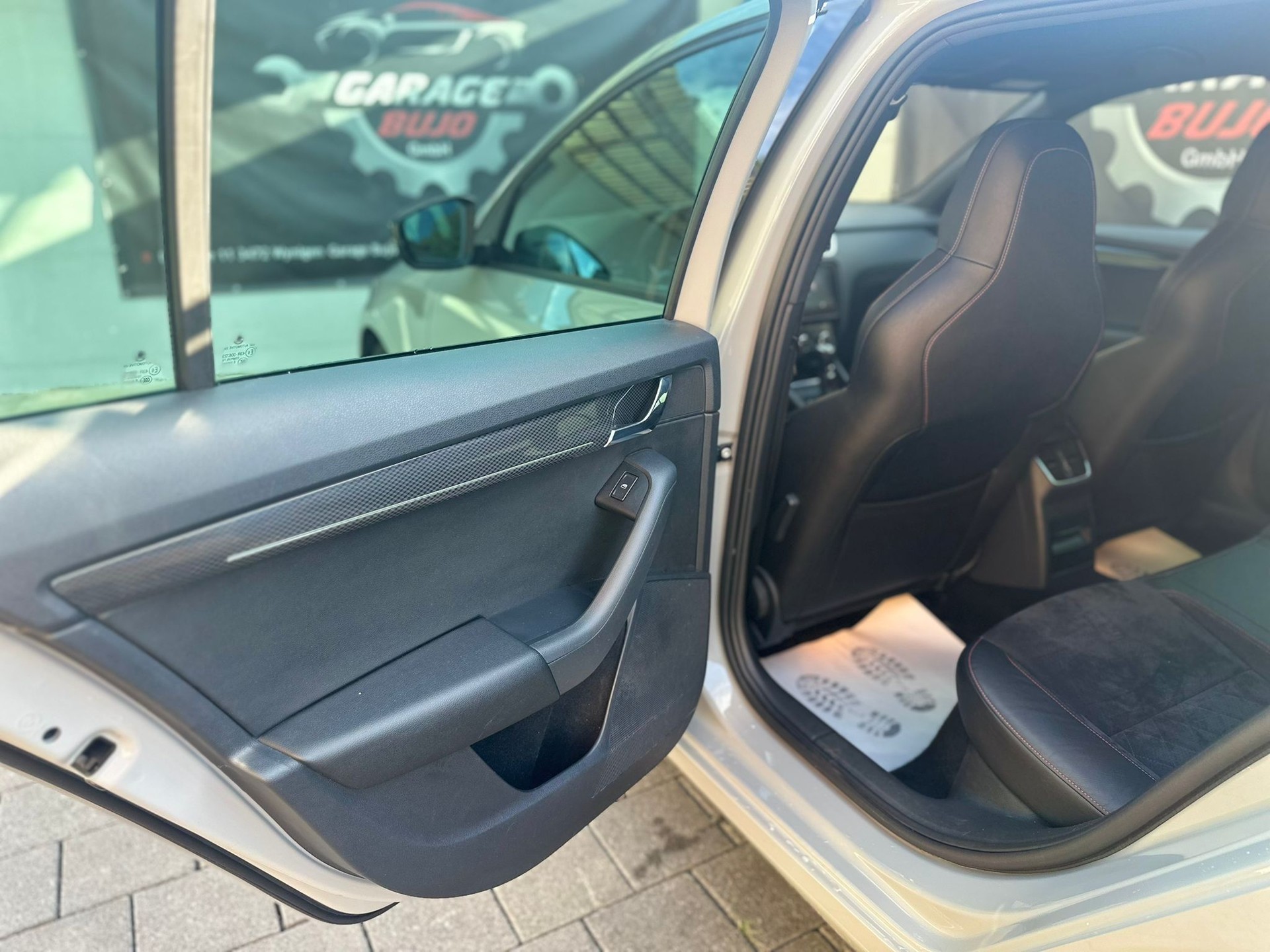 SKODA Octavia Combi 2.0 TDI RS 4x4 DSG-image-15