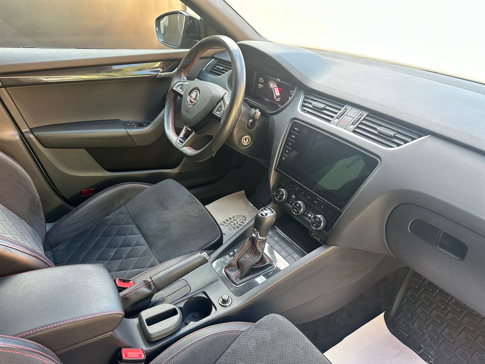 SKODA Octavia Combi 2.0 TDI RS 4x4 DSG-image-12