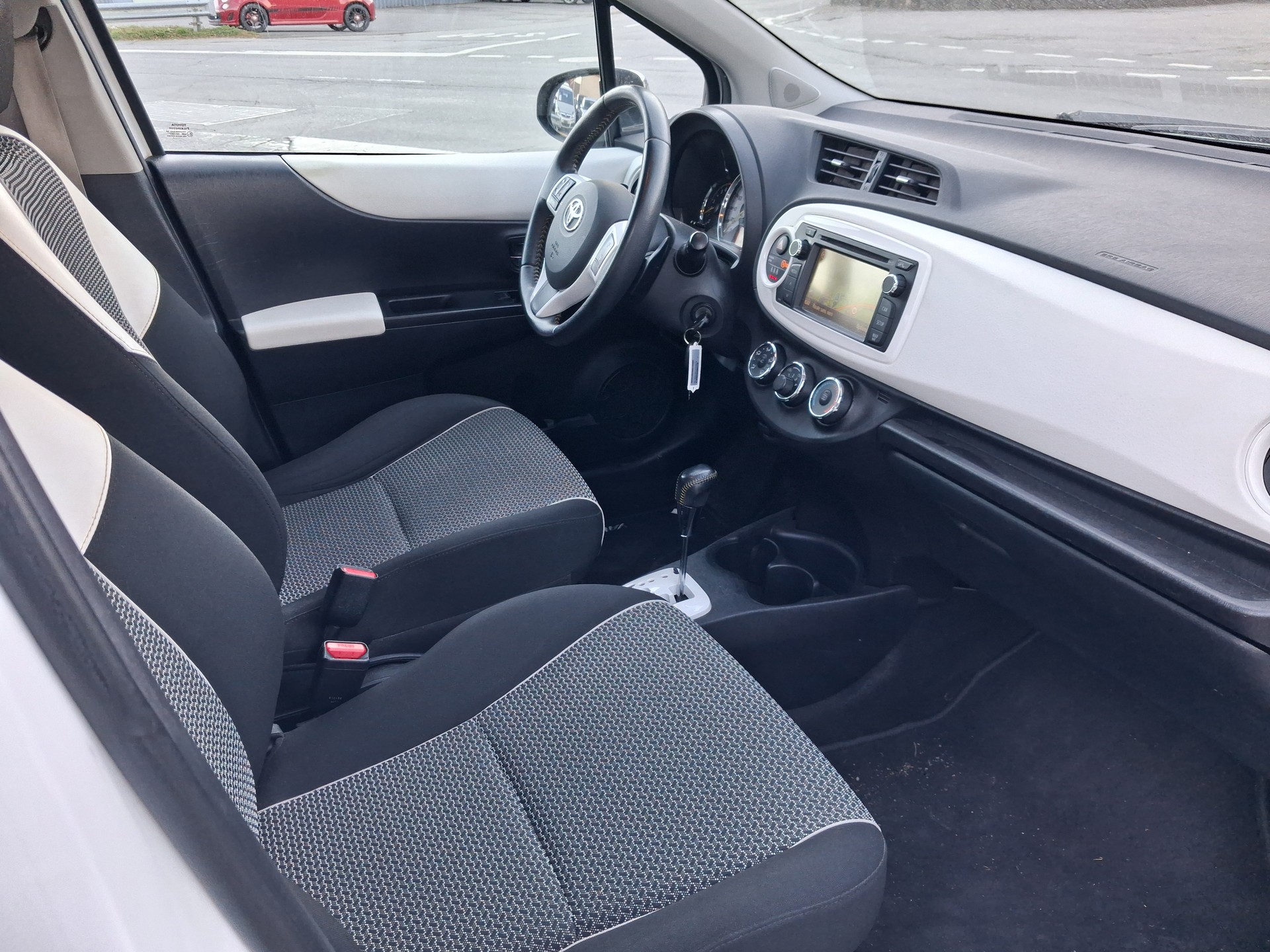 TOYOTA Yaris 1.33 Sol Premium Multidrive-image-3
