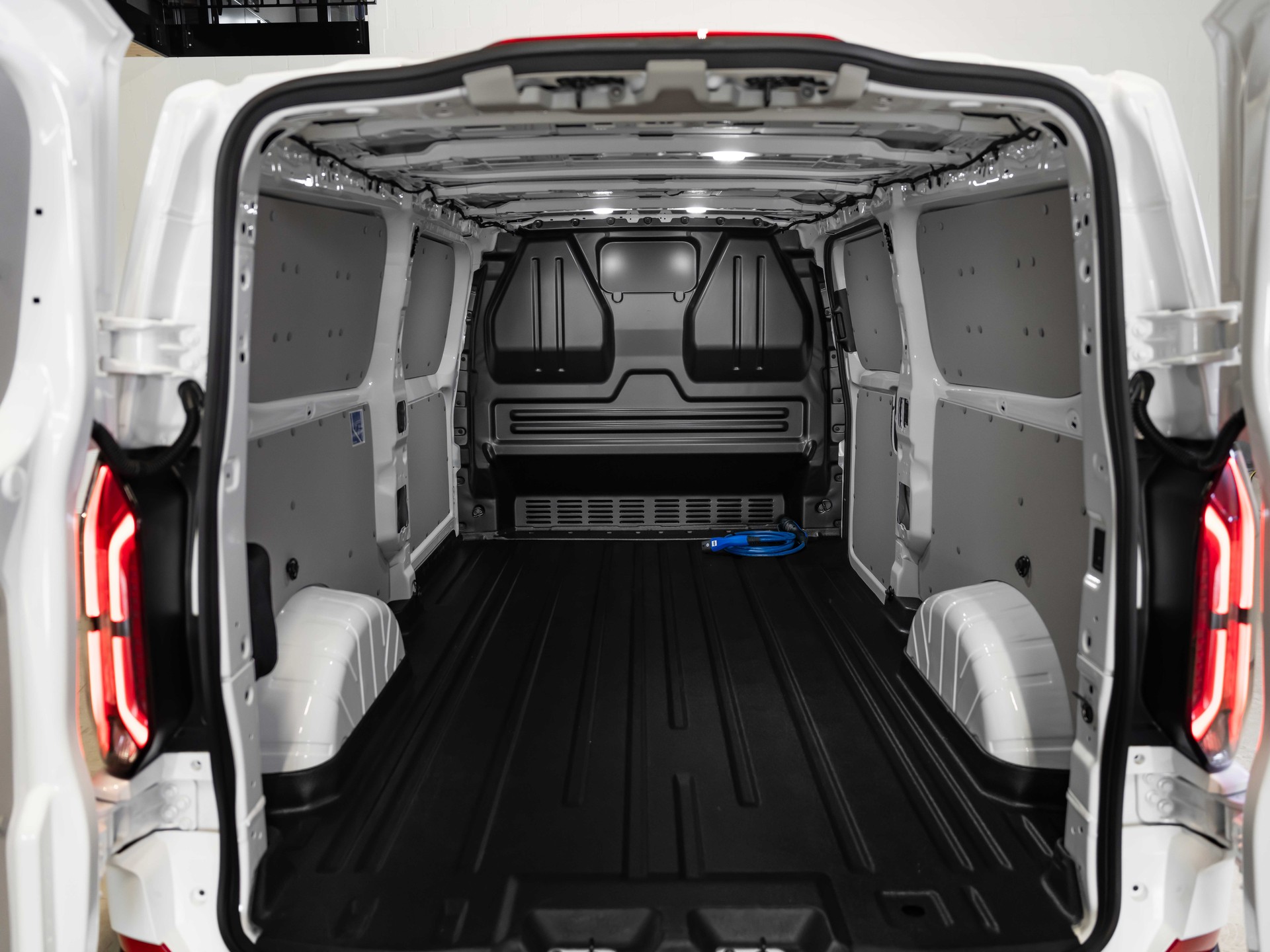 FORD Transit Custom Van 340 L2H1 65kWh Trend 3500KG ANHÄNGELAST-image-20