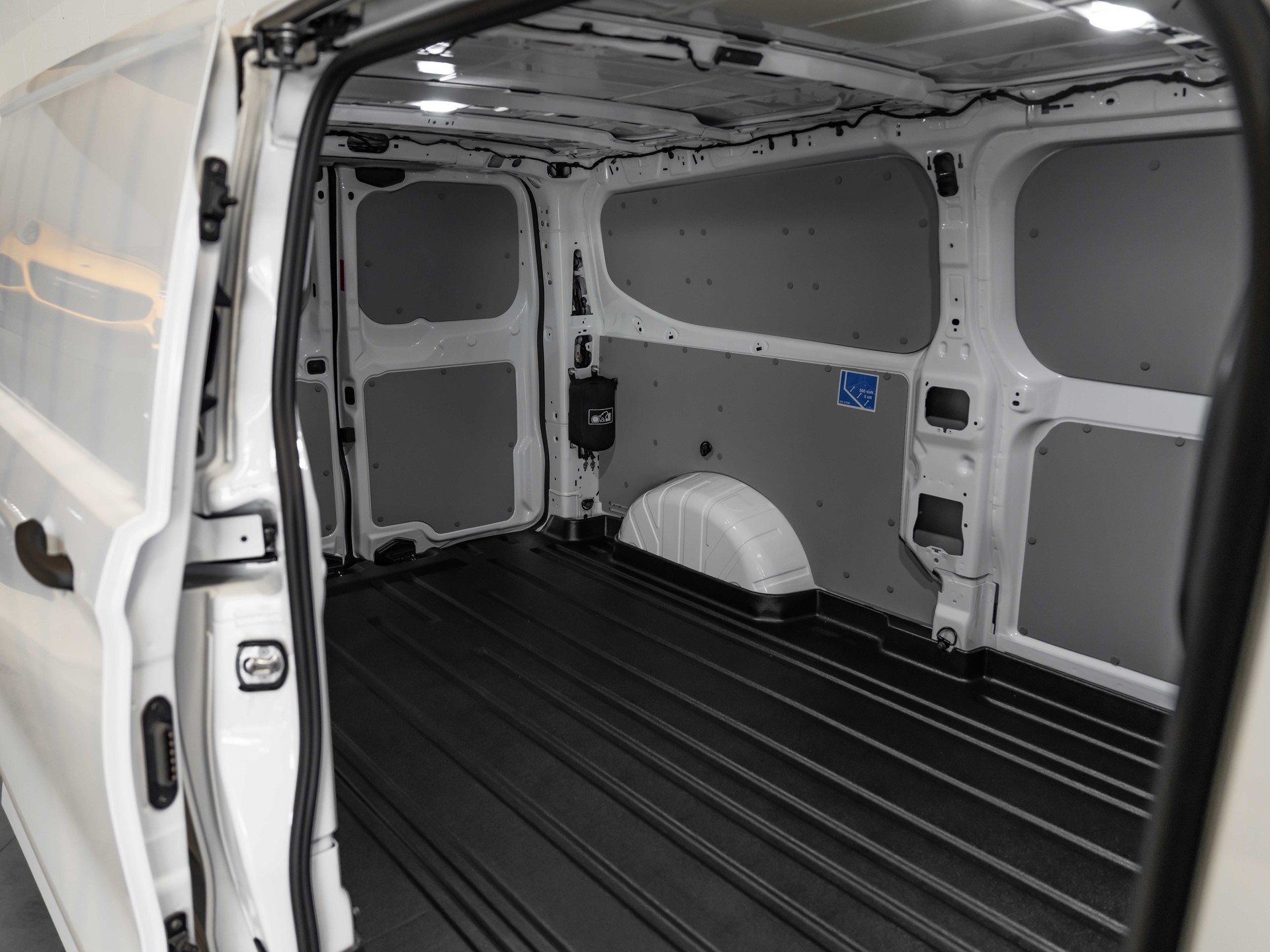 FORD Transit Custom Van 340 L2H1 65kWh Trend 3500KG ANHÄNGELAST-image-15