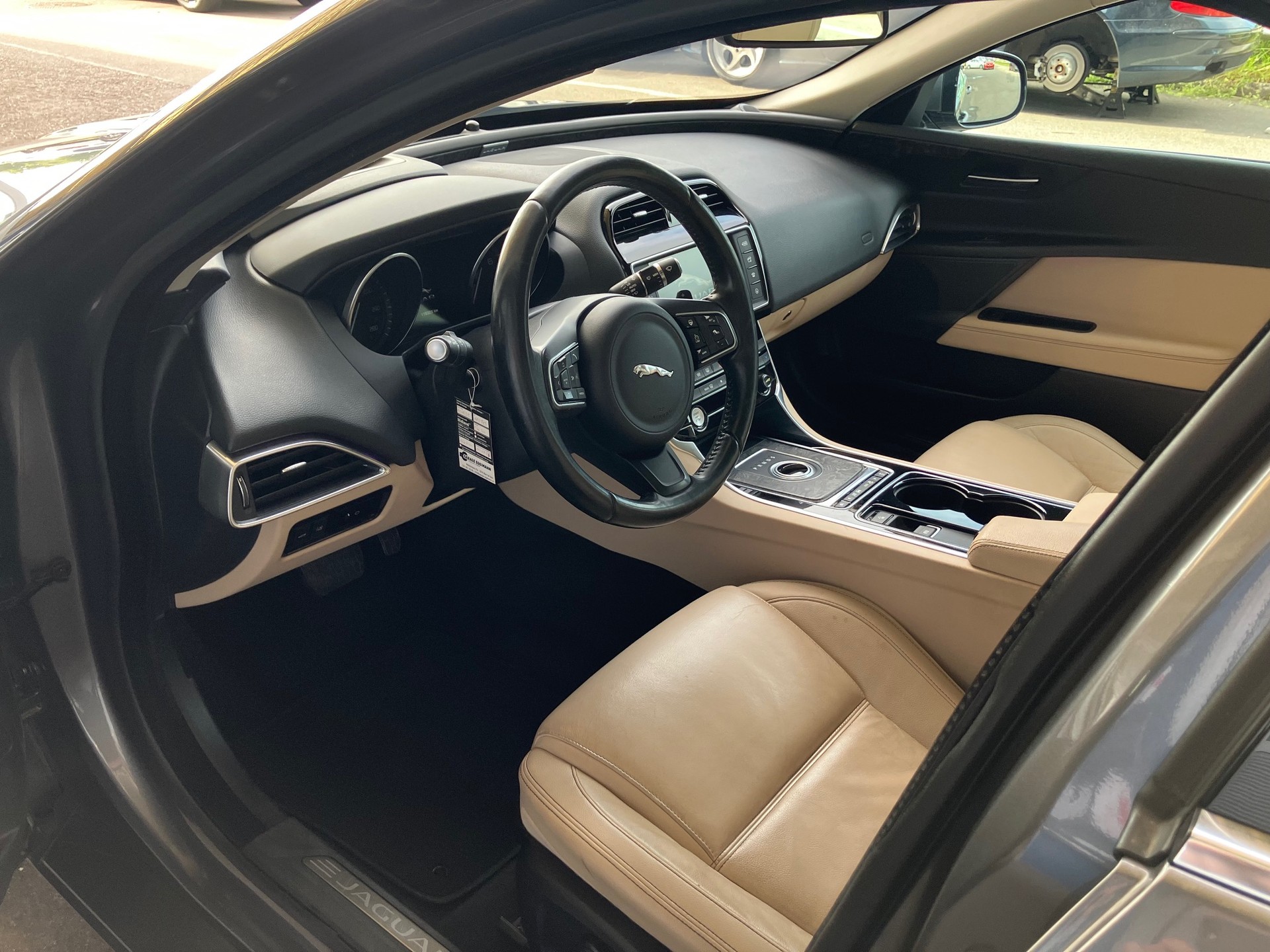 JAGUAR XE 20t 2.0 Prestige Automatic-image-8