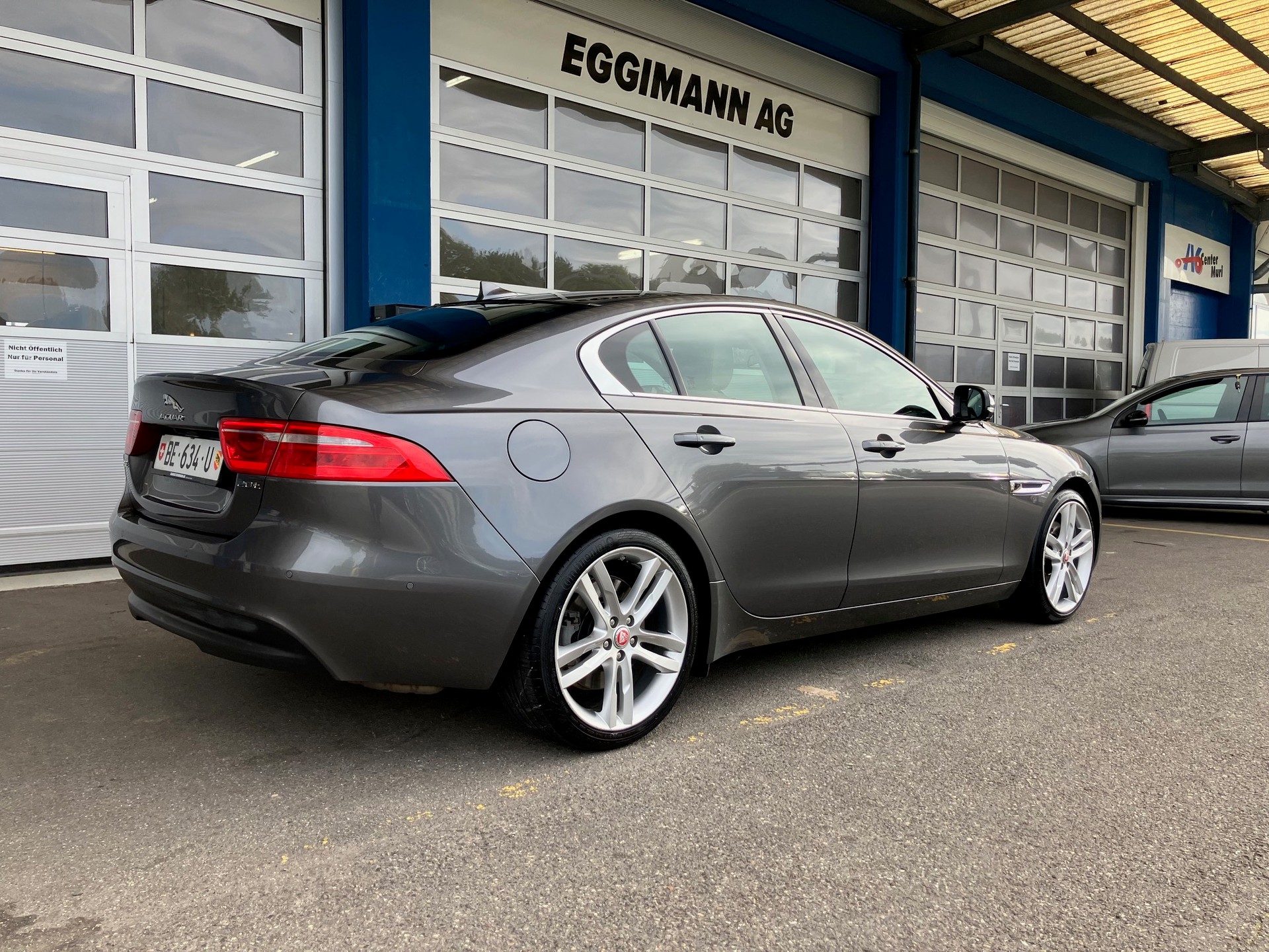 JAGUAR XE 20t 2.0 Prestige Automatic-showroom-element-3