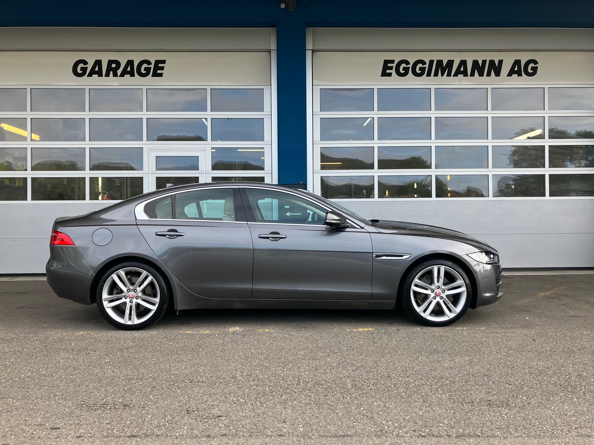 JAGUAR XE 20t 2.0 Prestige Automatic-showroom-element-2