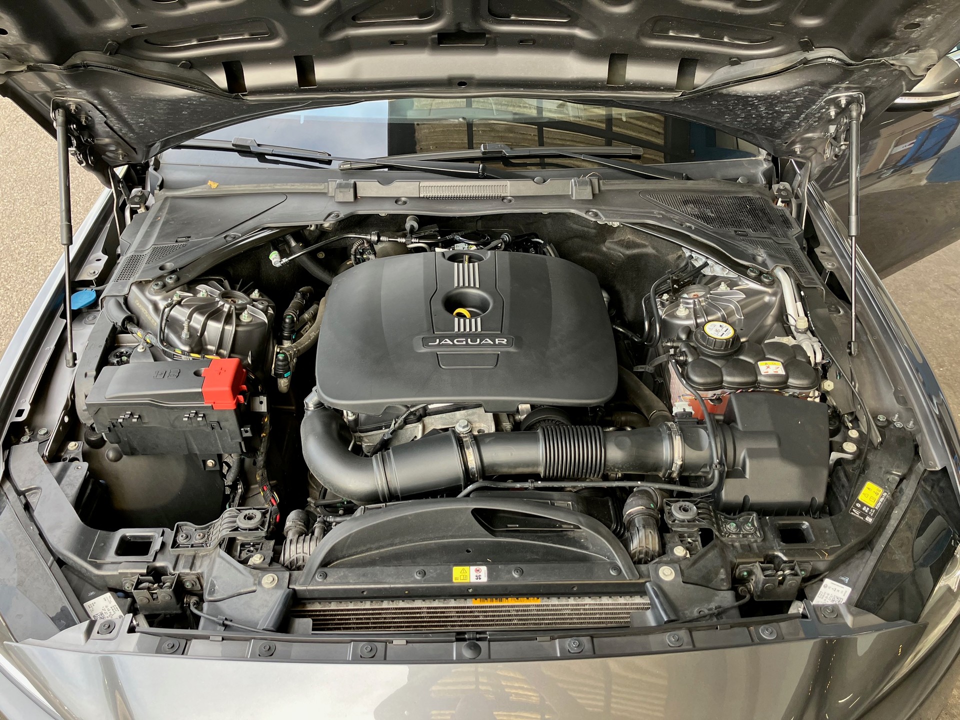 JAGUAR XE 20t 2.0 Prestige Automatic-image-16